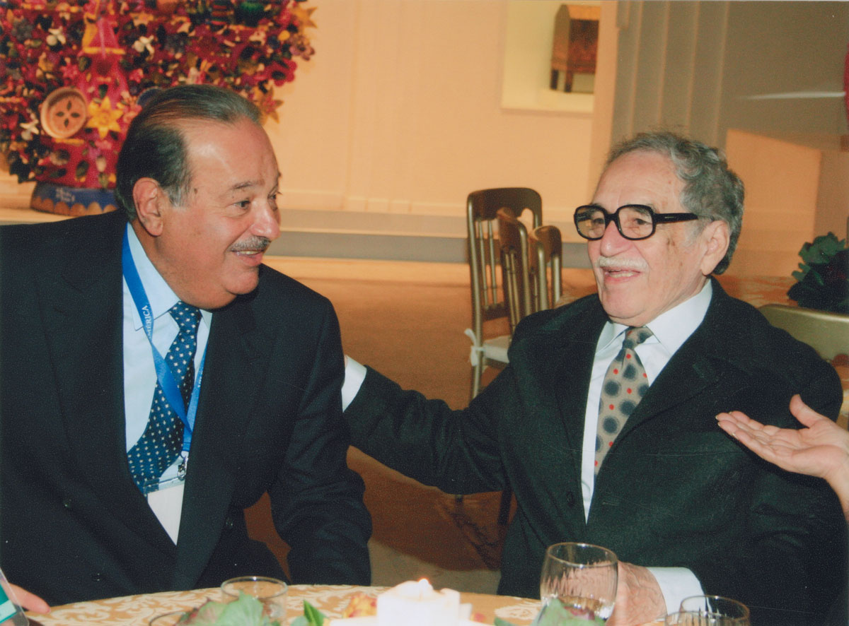 With Mexican businessman Carlos Slim at the Foro Iberamericano, Museo de Arte Popular, 2006.