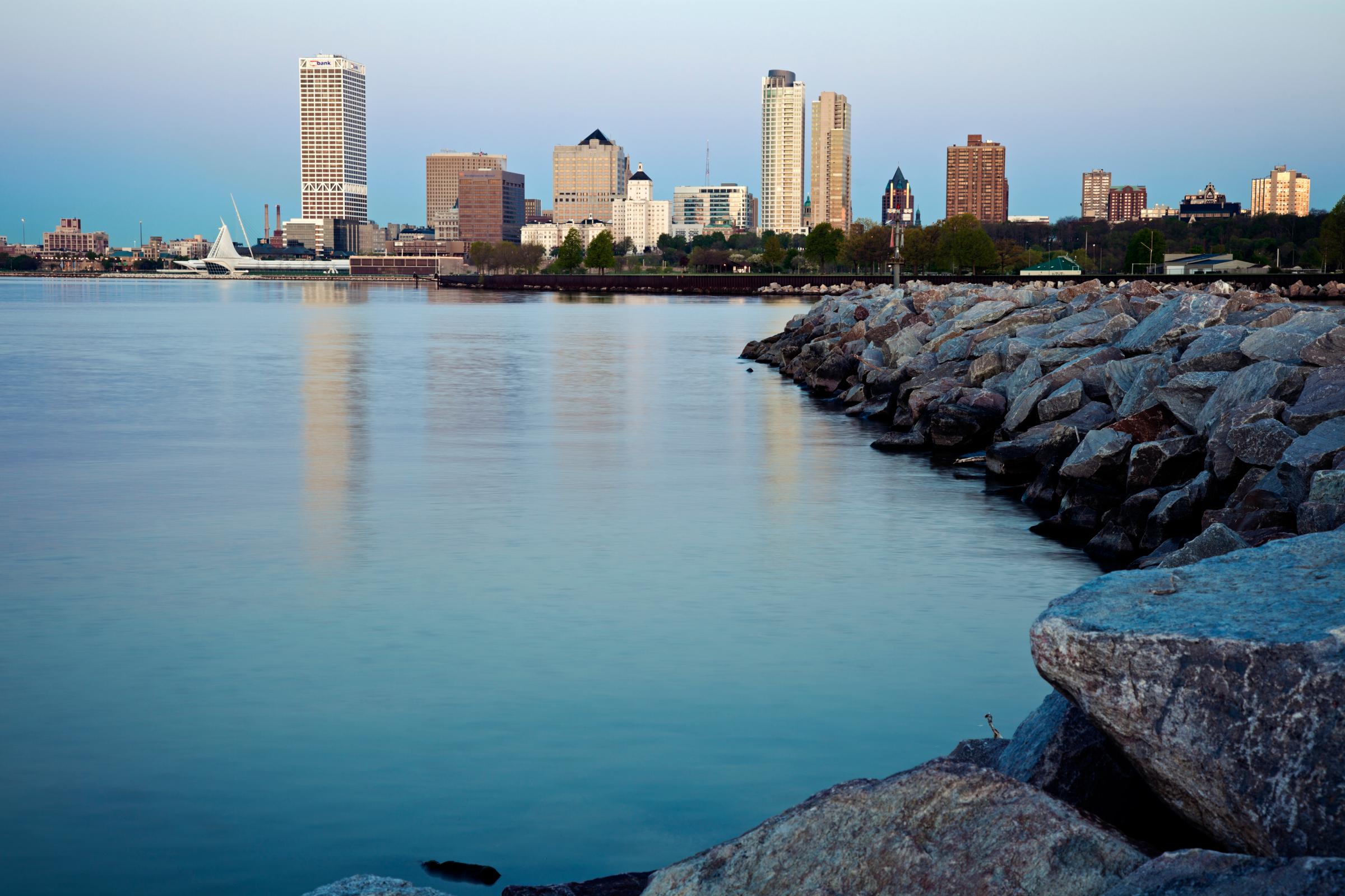 USA, Wisconsin, Milwaukee, City view from Lakefort