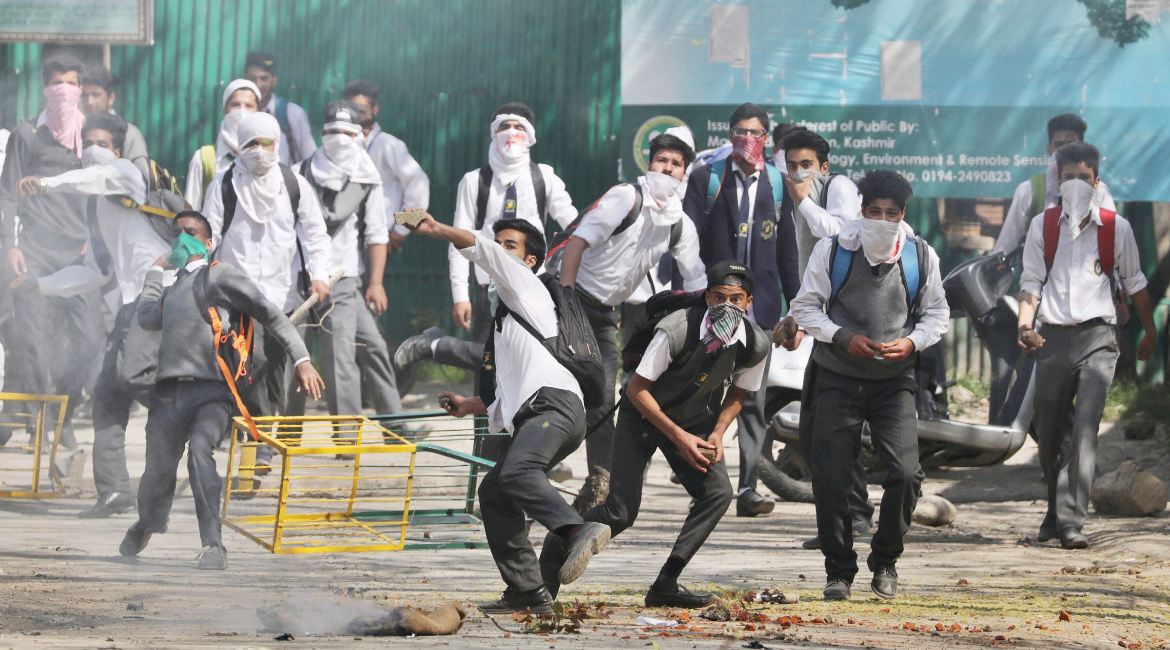 Students Clash With Police in Srinagar's Lal Chowk