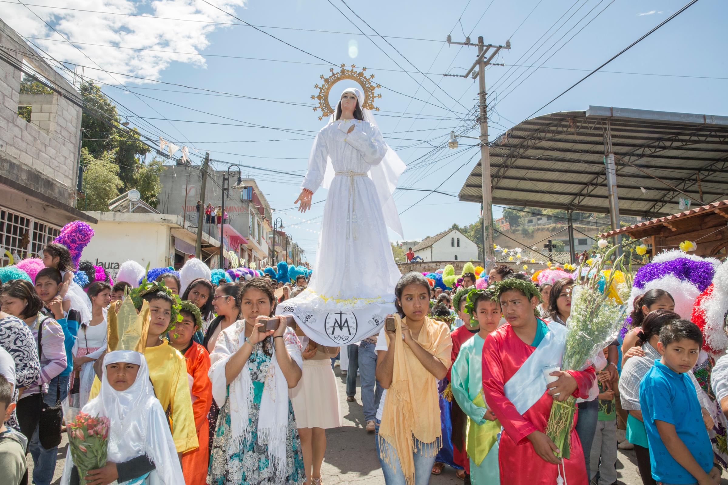 Believers carry the statue of the Virgin Mary at the Sunday procession during Holy Week. Tetela del Volcan, Morelos, Mexico.