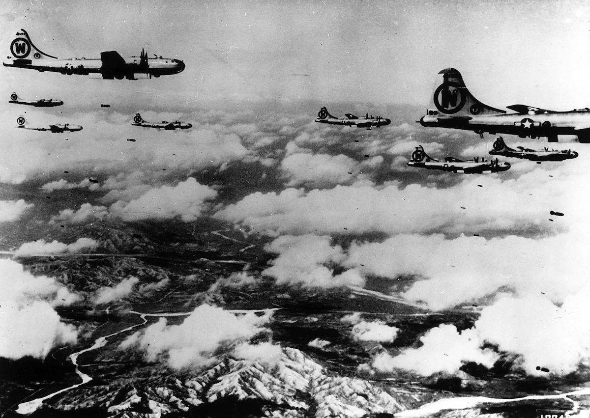 USAF bomber squadron on a mission against enemy positions in Korea, in 1950. (ullstein bild / Getty Images)