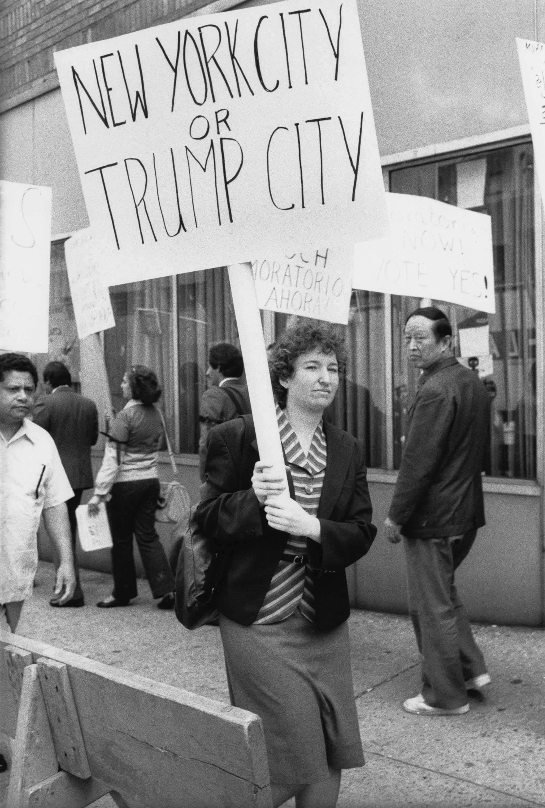 03-photo-london-Jill-Freedman-New-York-or-Trump-City,-1983