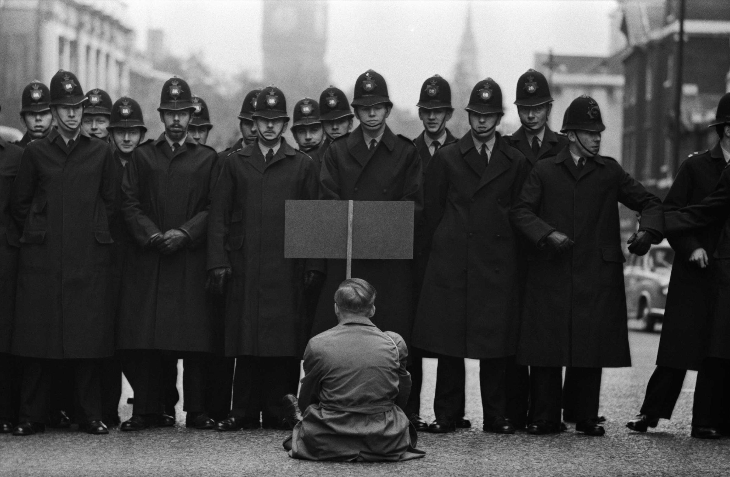 05-photo-london-Don-McCullin-Protester-Cuban-Missile-Crisis,-Whitehall-London-1963