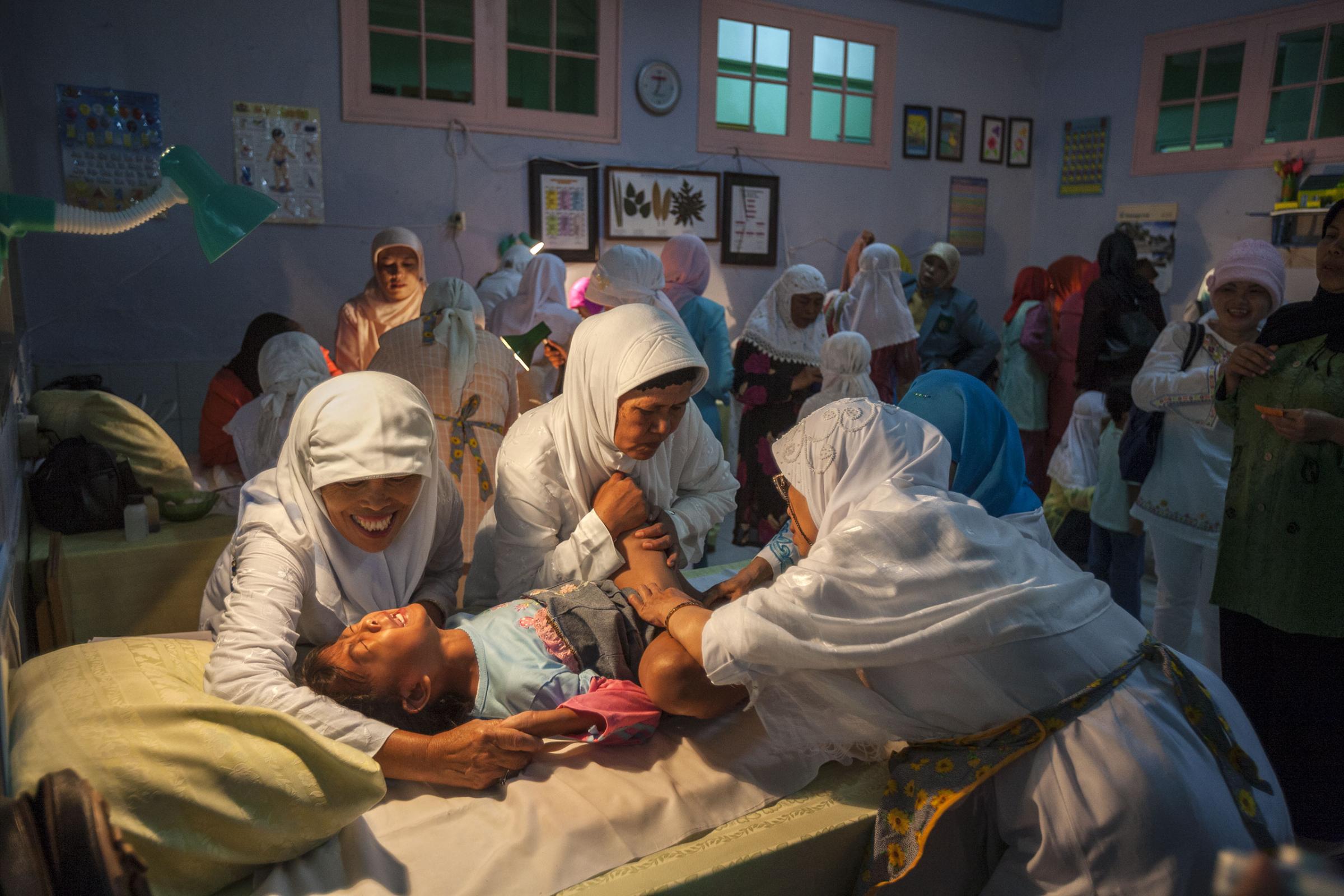 15-anja-niedringhaus-award-female-genitile-mutilation-indonesia-mass-ceremony
