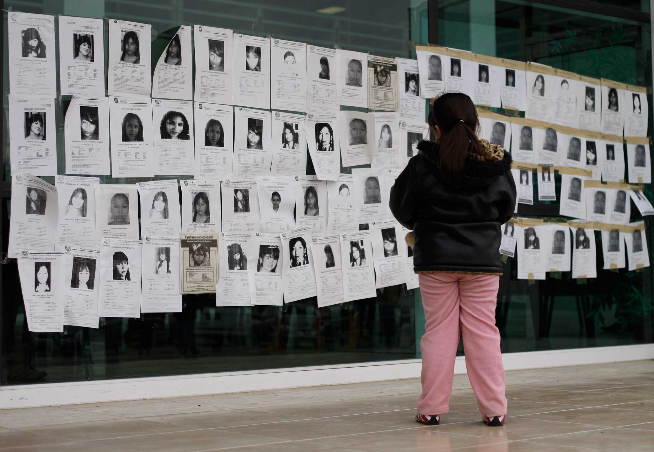 Pesquisas de mujeres desaparecidas en el exterior de la Ficalia en Ciudad Juárez.Foto/José Luis González/Norte