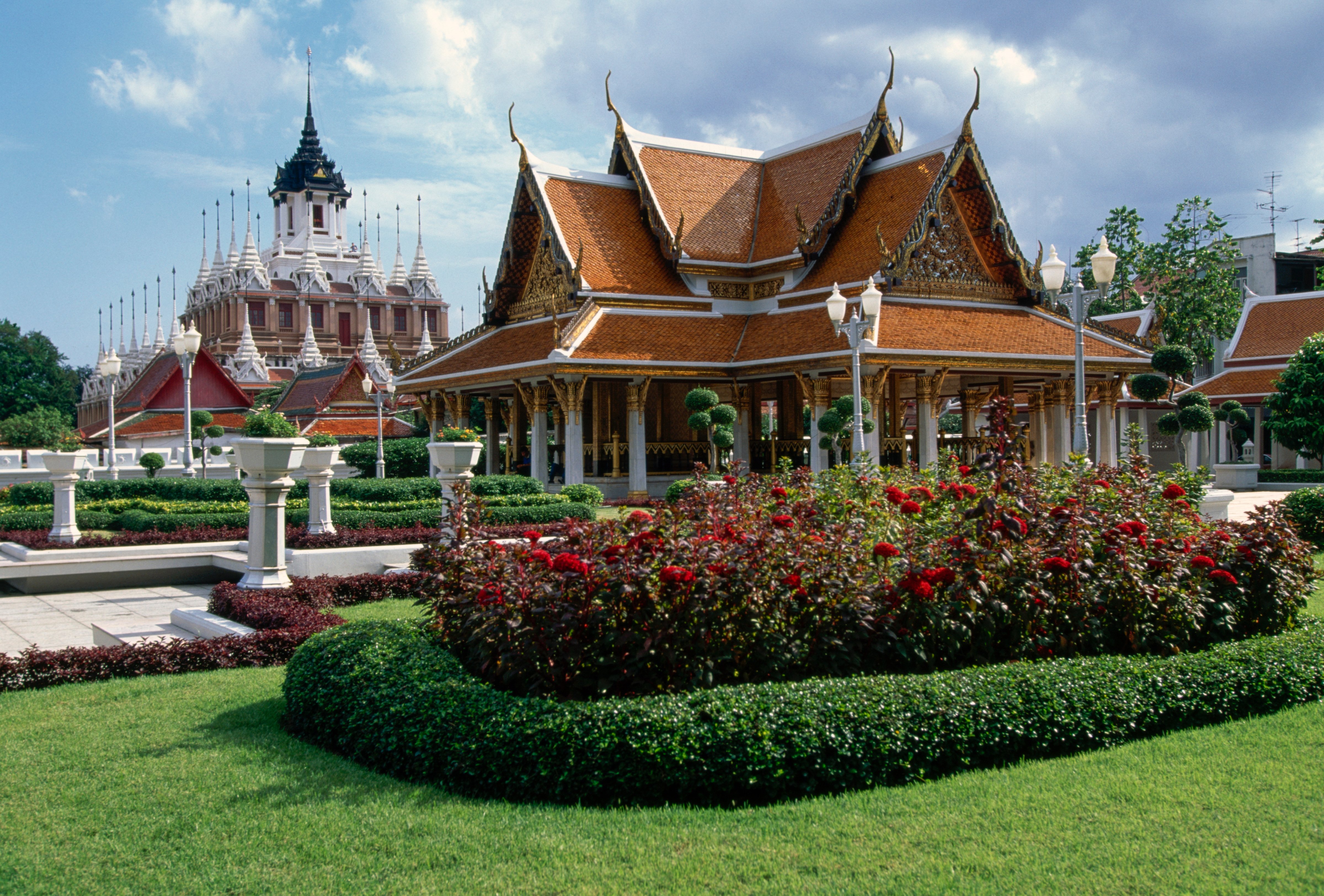 THAILAND - FEBRUARY 9: Royal Pavilion Mahajetsadabadin, with the Wat Ratchanatdaram temple on the left, park dedicated to King Rama III (1788-1851), Bangkok, Thailand. (Photo by DeAgostini/Getty Images) (DEA / C. SAPPA—De Agostini/Getty Images)
