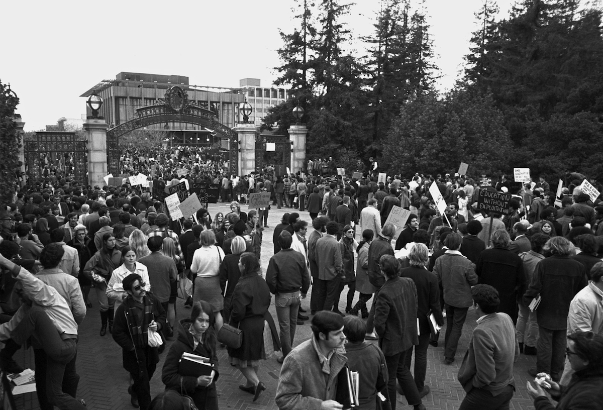 Student protesters set up a picket line at the Sather Gate entrance to the University of California in Berkeley, at the intersection of Telegraph Avenue and Bancroft Way, in 1969. (Garth Eliassen—Getty Images)