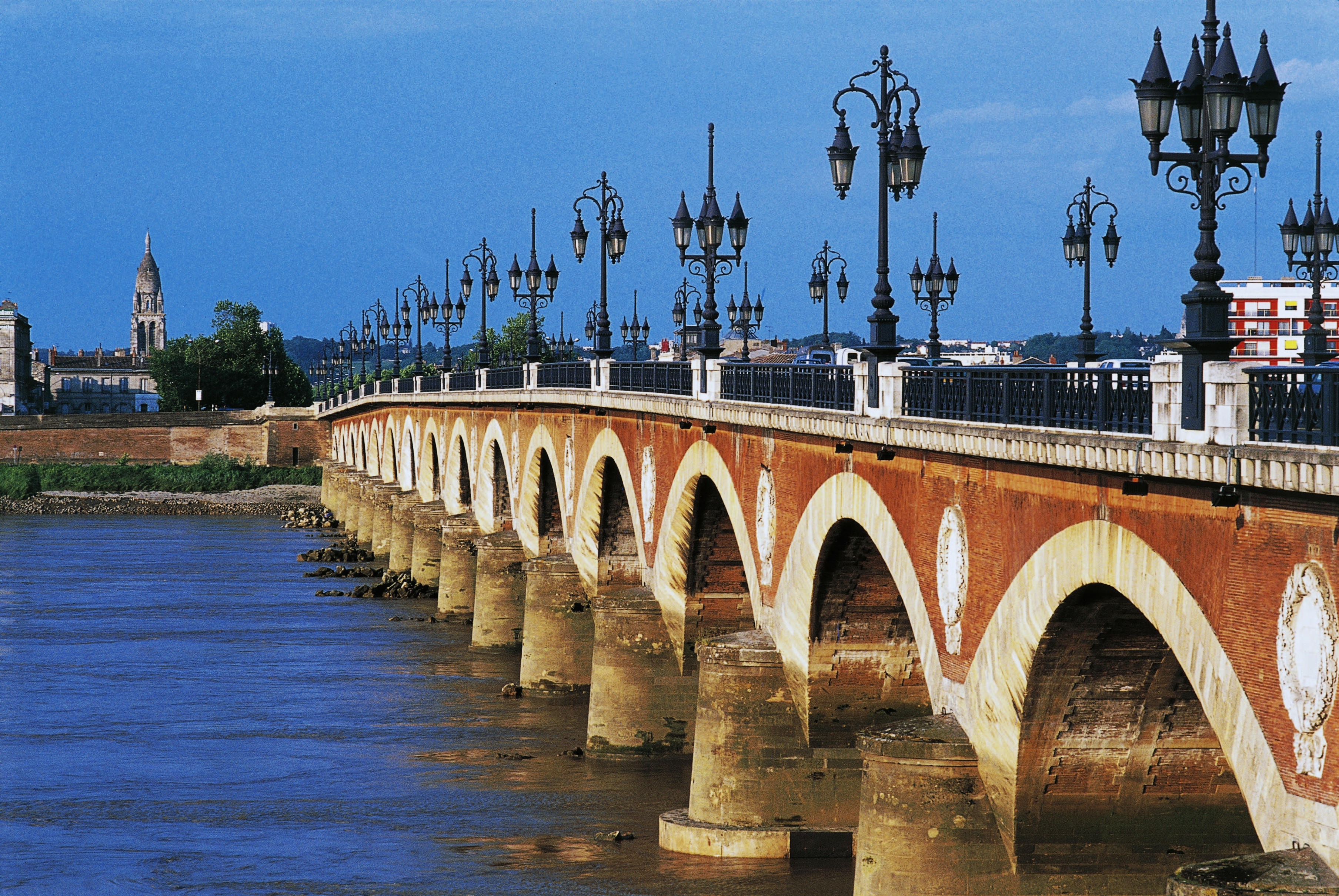 FRANCE - MAY 27: The Stone Bridge (Pont de Pierre) on the Garonne, 1810-1822, Bordeaux (UNESCO World Heritage List, 2007), Aquitaine, France, 19th century. (Photo by DeAgostini/Getty Images) (DEA / D. STAQUET—De Agostini/Getty Images)