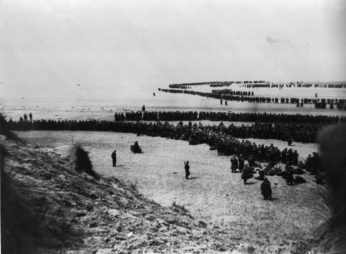 British and French troops waiting on the dunes at Dunkirk to be picked up by the Destroyers and taken back to England, May 1940. (Topical Press Agency / Getty Images)