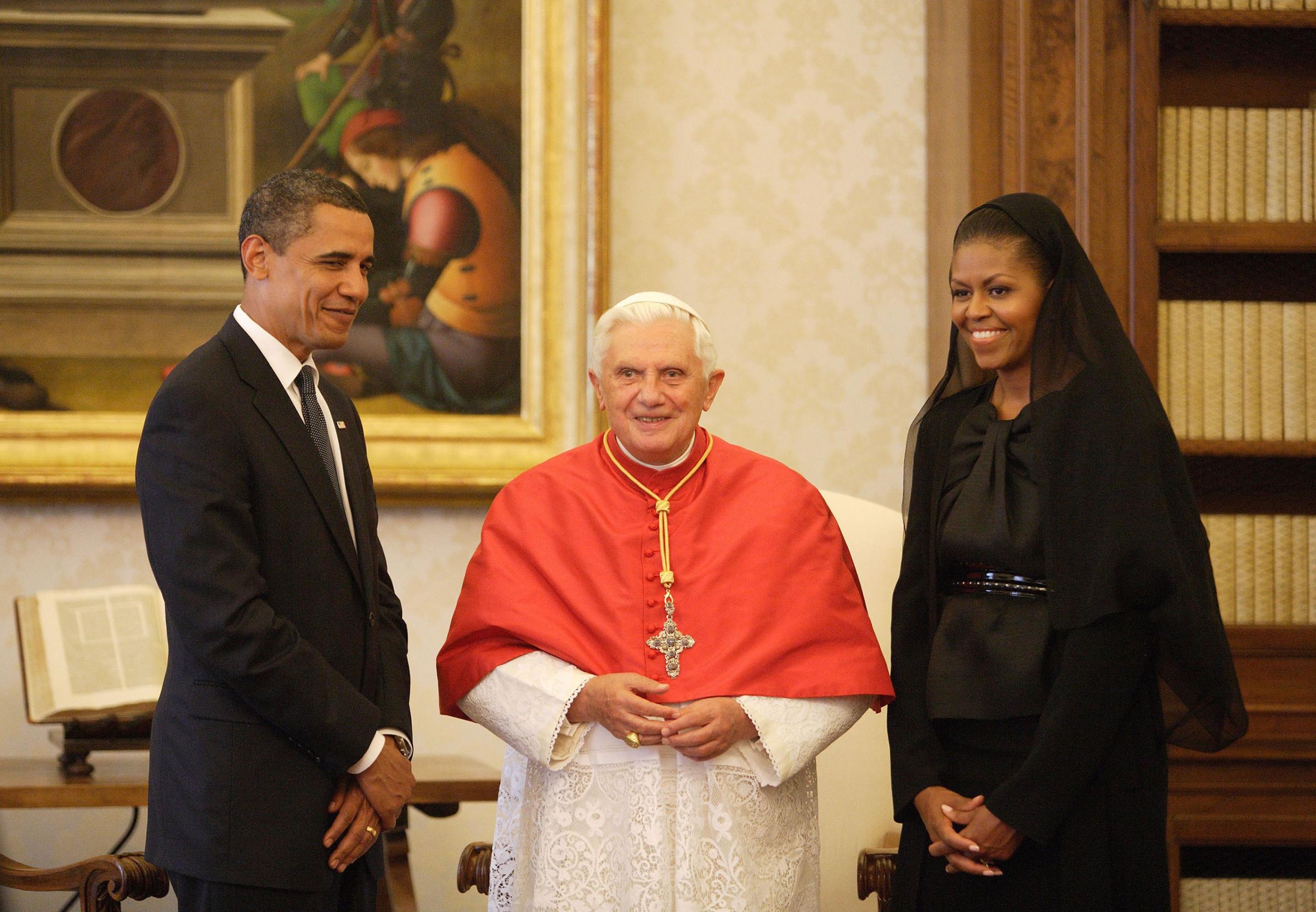 US President Barack Obama (L) and First Lady Michelle Obama meet with Pope Benedict XVI in his library at the Vatican on July 10, 2009.