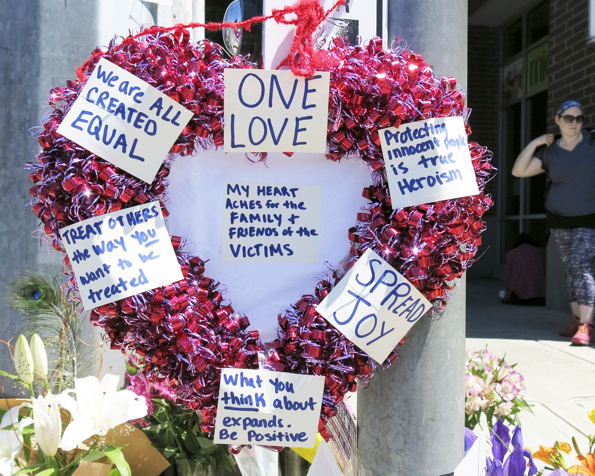 A heart-shaped wreath covered with positive messages hangs on a traffic light pole at a memorial in Portland, Ore, on May 27, 2017. (Gillian Flaccus—AP)