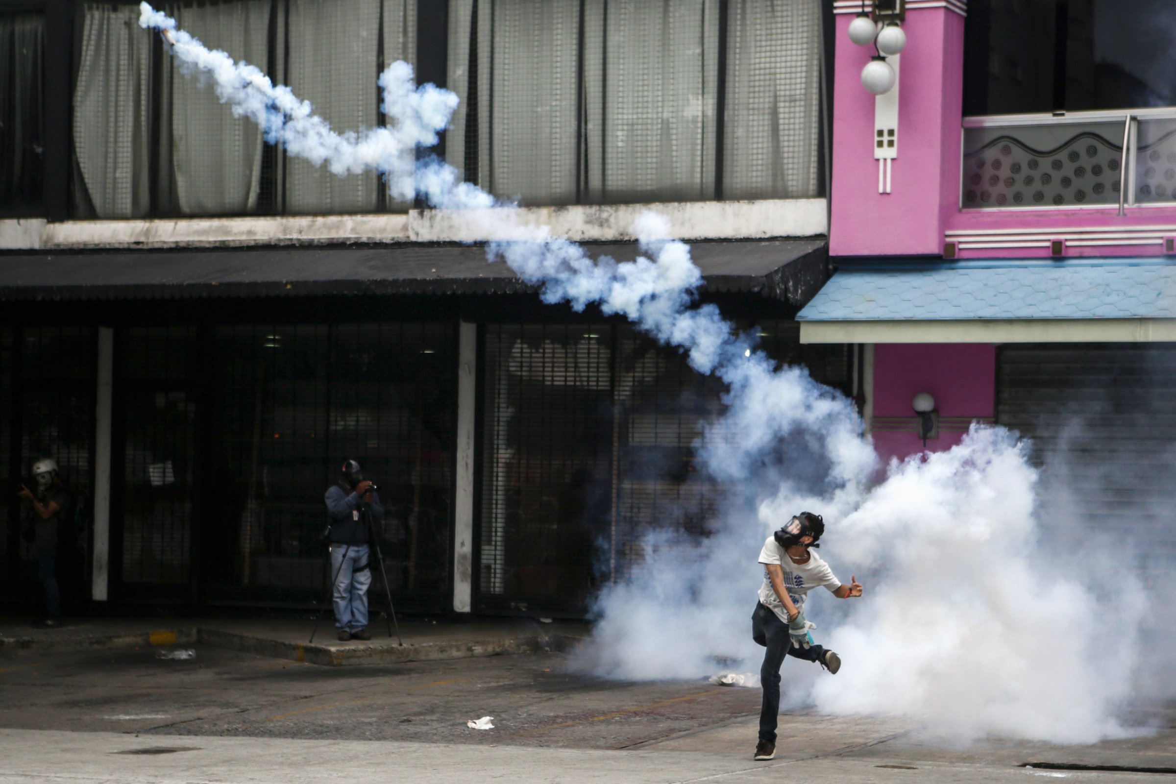 venezuela-nears-tipping-point-violent-endgame