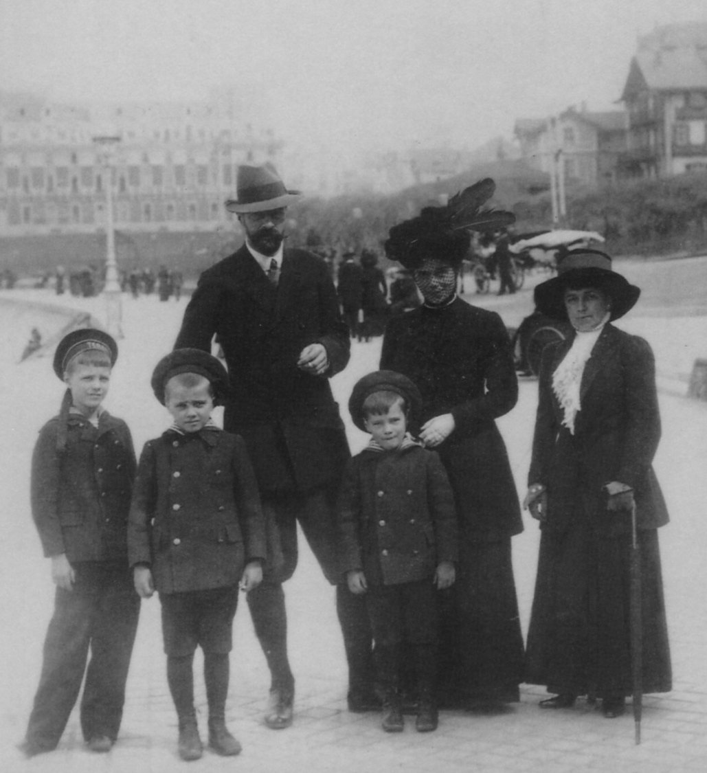 The family of Grand Duke Alexander Mikhailovich, the brother-in-law of Czar Nicolas II, stands on the beach in Biarritz (Courtesy of Alexandre de Miller de La Cerda)