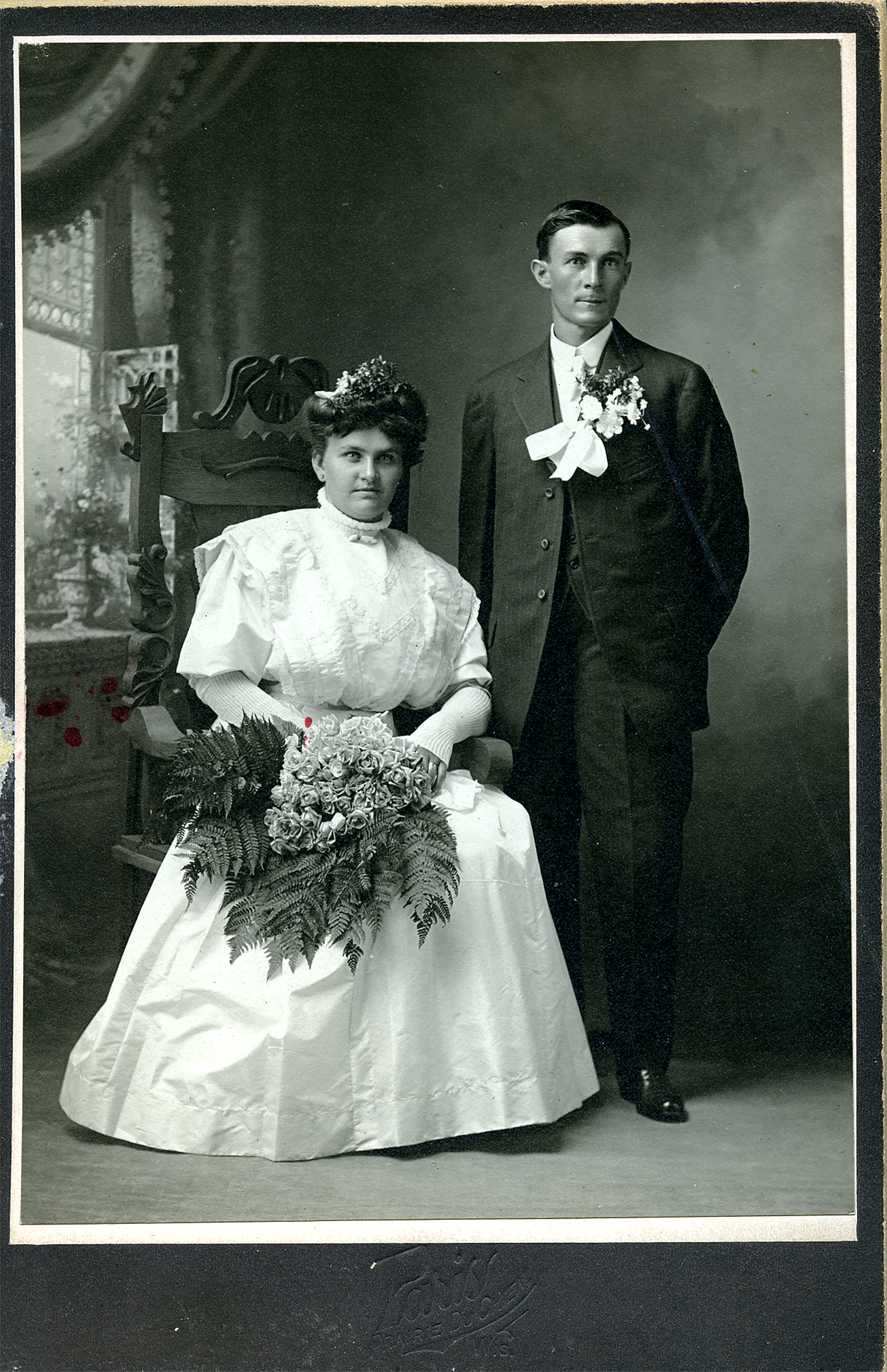 Bizarre-Wedding-couple-bouquet-seated-standing