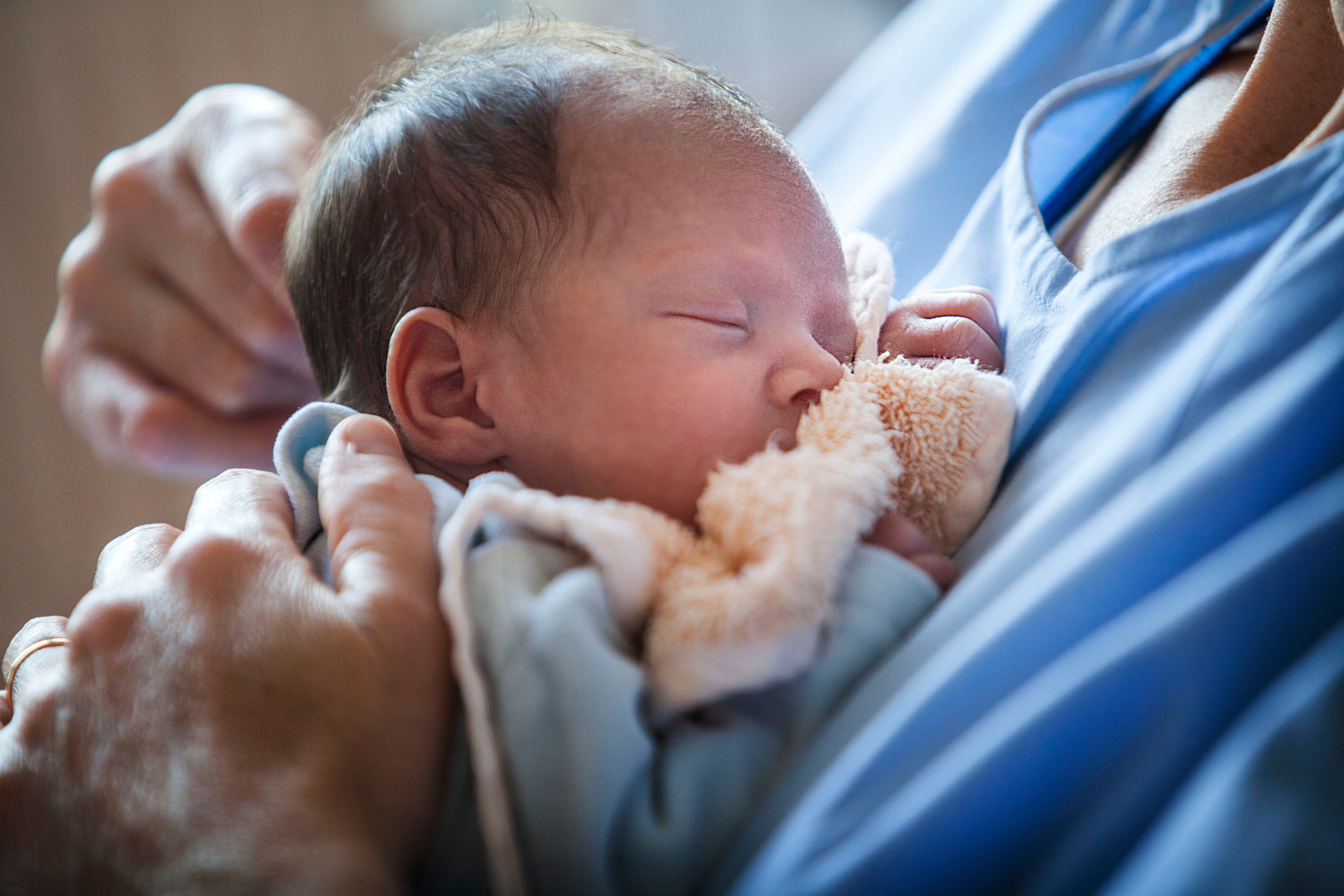 Just too soon: A preemie in a neonatology unit in Haute-Savoie, France. ((BSIP &amp; UIG via Getty Images))