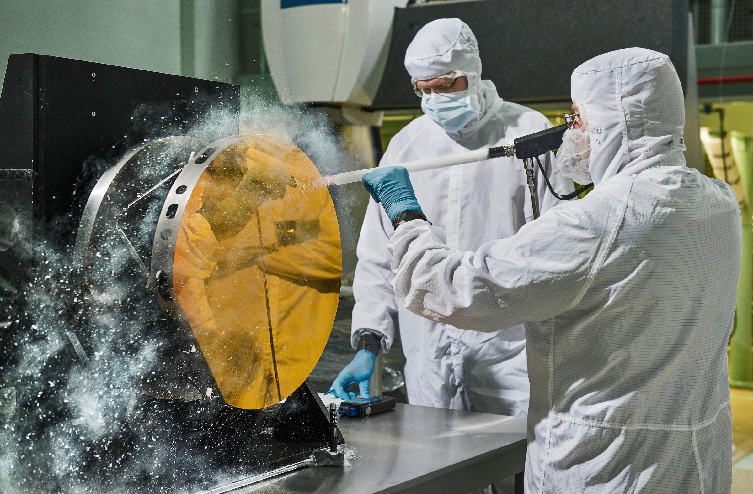 Engineers Clean Mirror with Carbon Dioxide Snow