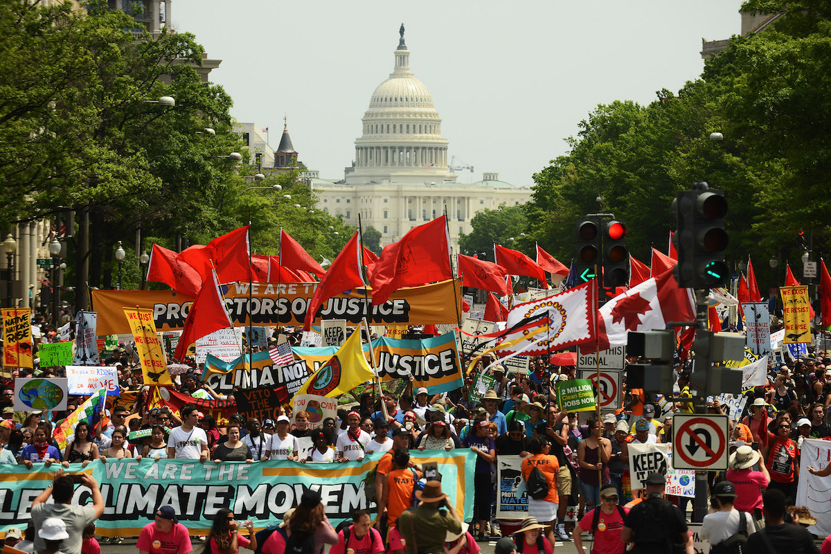 Люди маршируют от Капитолия США к Белому дому в знак протеста против движения за изменение климата 29 апреля 2017 года в Вашингтоне, округ Колумбия. (Астрид Рикен Getty Images)