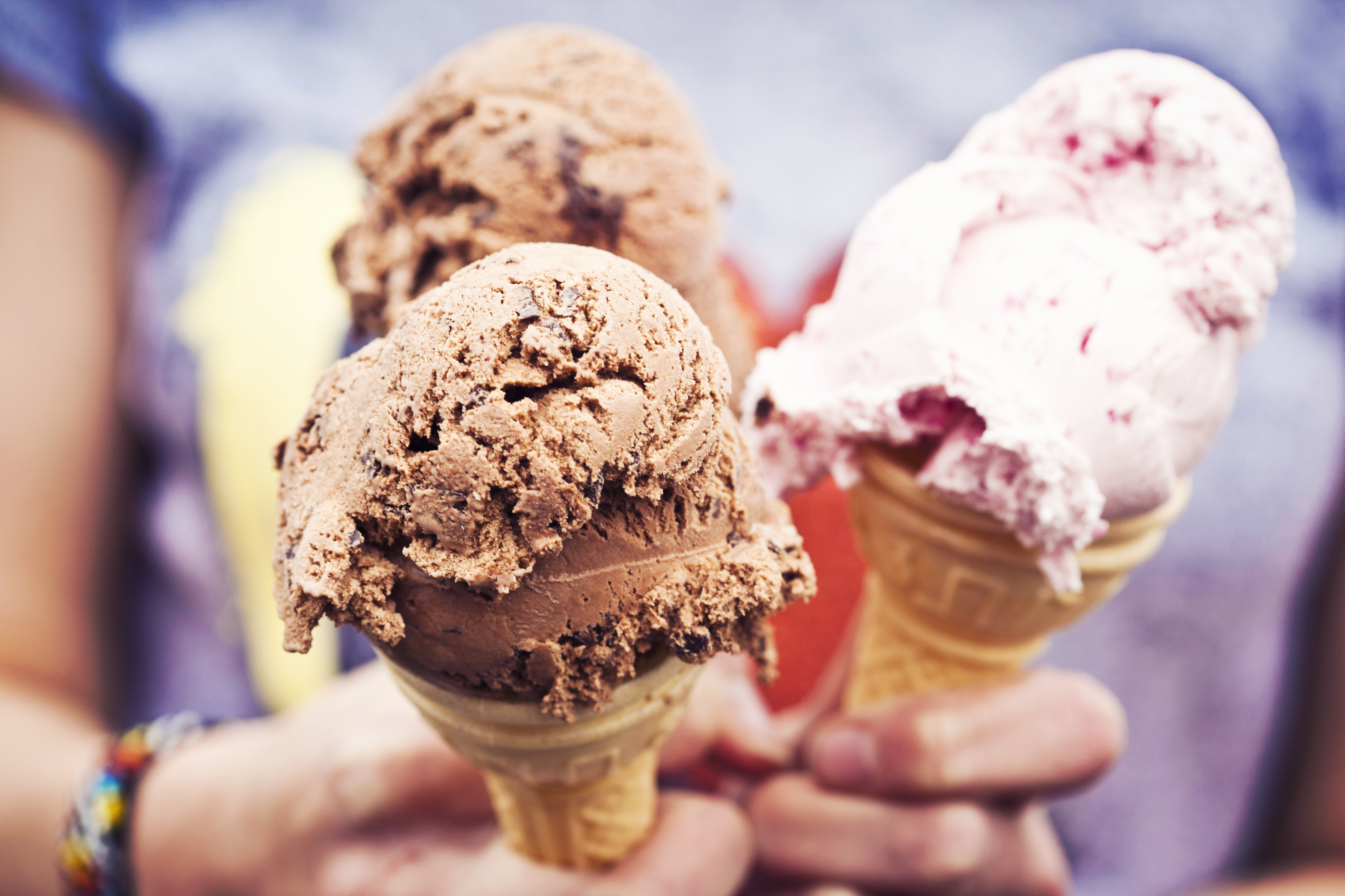 Айс Крим мороженщик. Мороженое рожок. Шоколадное мороженое в рожке. Мороженое реклама.