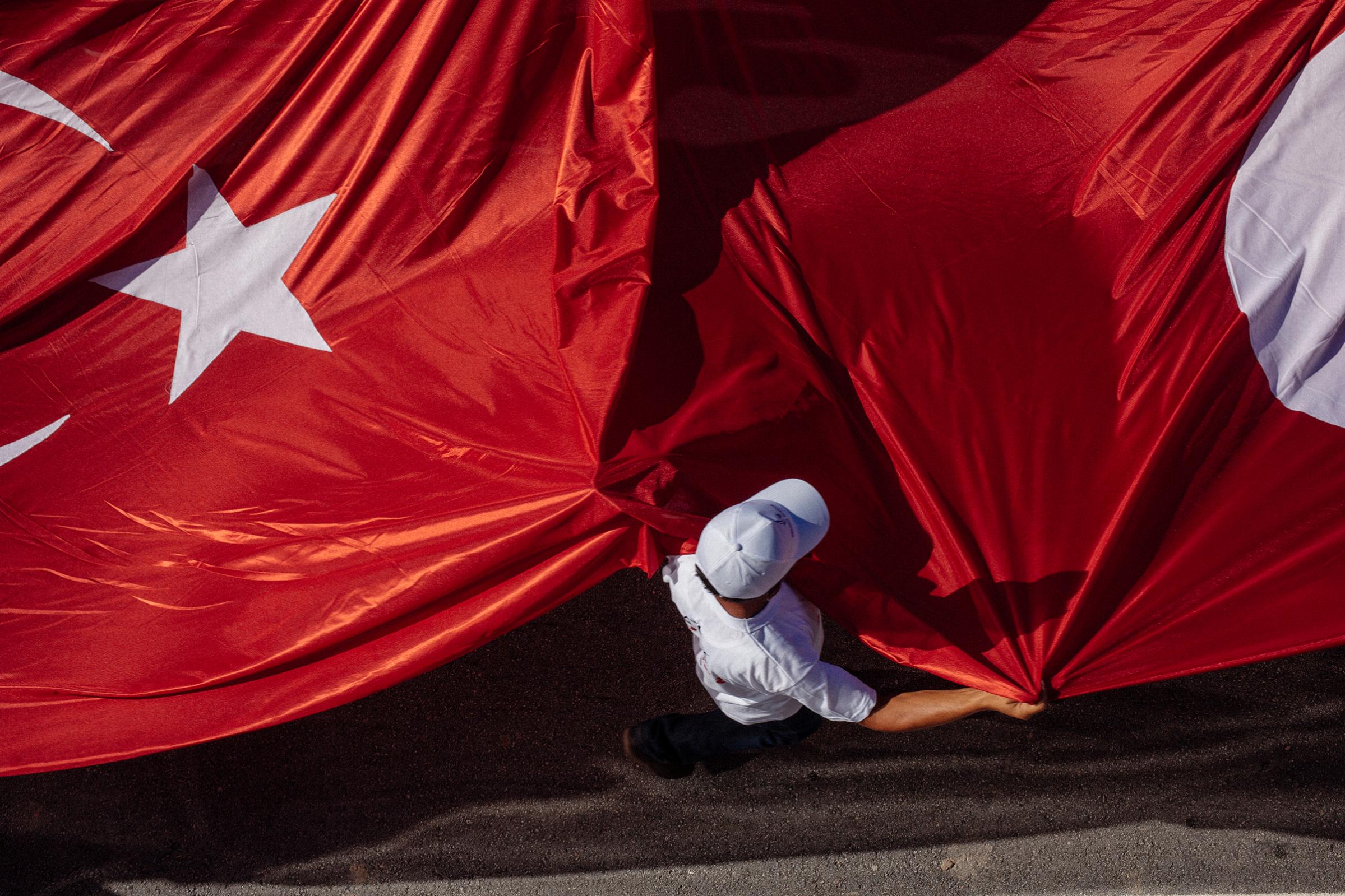 TURKEY, Sakarya/Hendek, People carrie a 1 km long Turkish flag during Justice March, which he started to walk for Justice from Ankara to Istanbul on 16th June. 2017