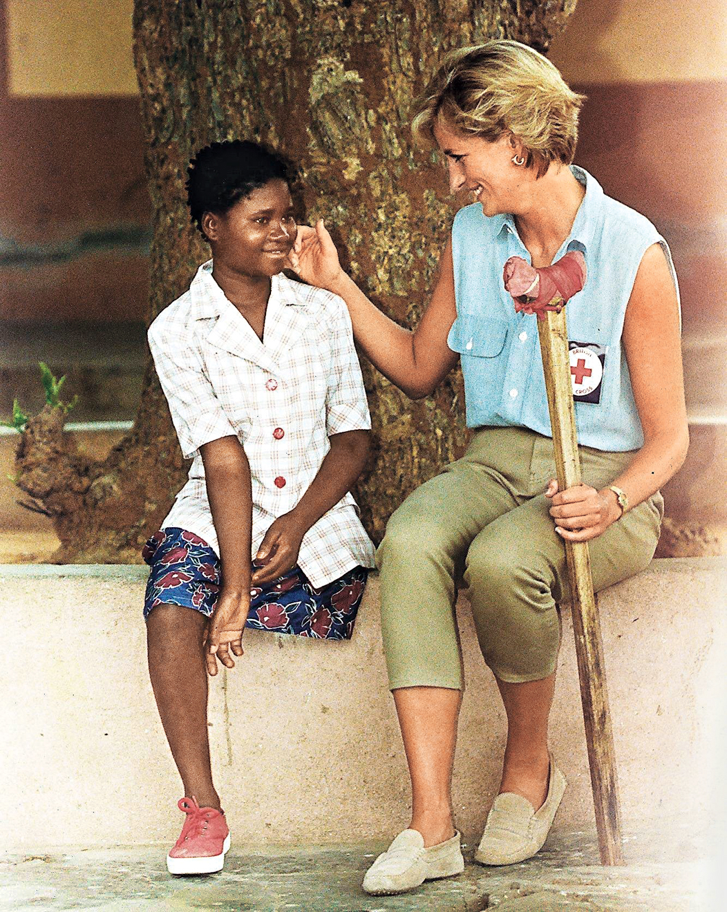Princess Diana Angola Visit July 1997 Princess Diana meets a victim of landmines in Angola.