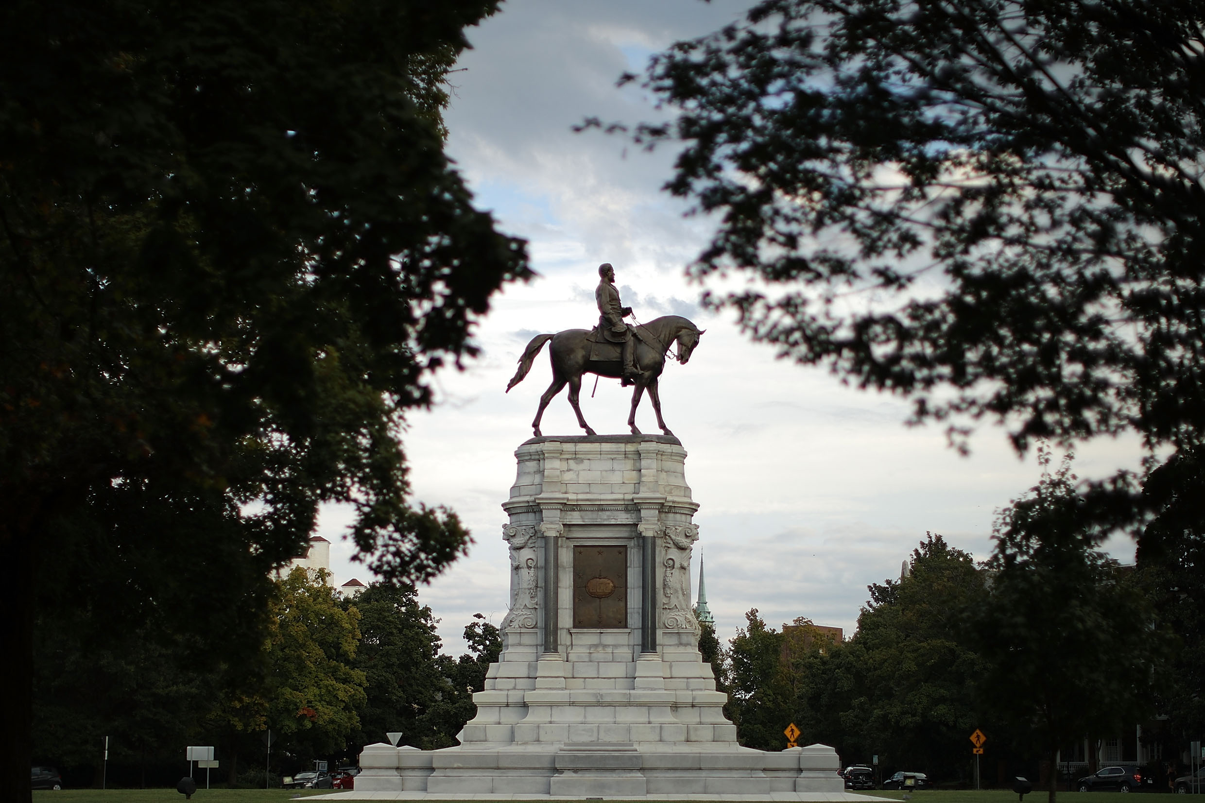 A statue of Confederate General Robert E. Lee, unveild in 1890, stands at the center of Lee Circle along Monument Avenue August 23, 2017 in Richmond, Virginia. (Chip Somodevilla—Getty Images)