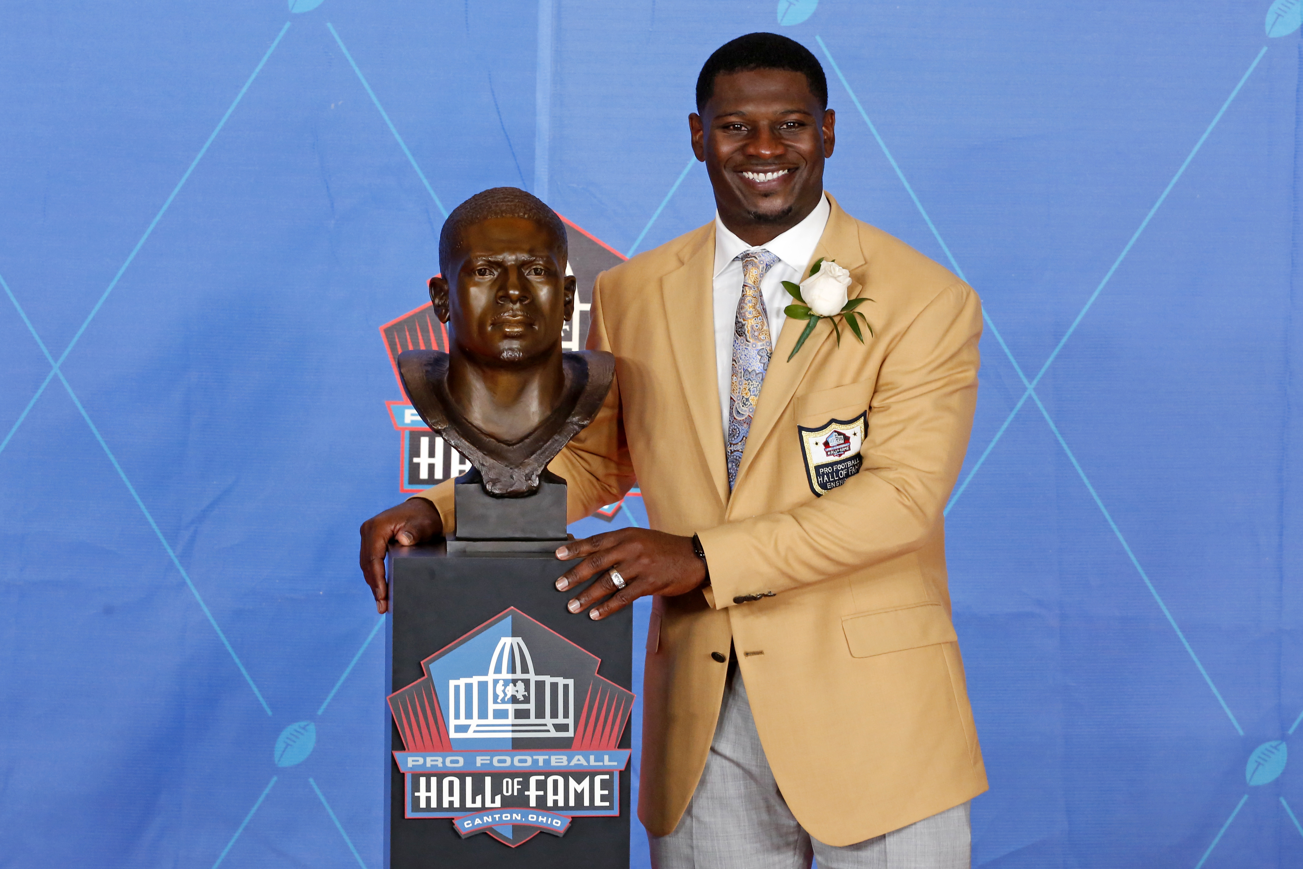 Former NFL player LaDainian Tomlinson poses with a bust of himself during an induction ceremony at the Pro Football Hall of Fame Saturday, Aug. 5, 2017, in Canton, Ohio. (Gene J. Puskar&mdash;AP)