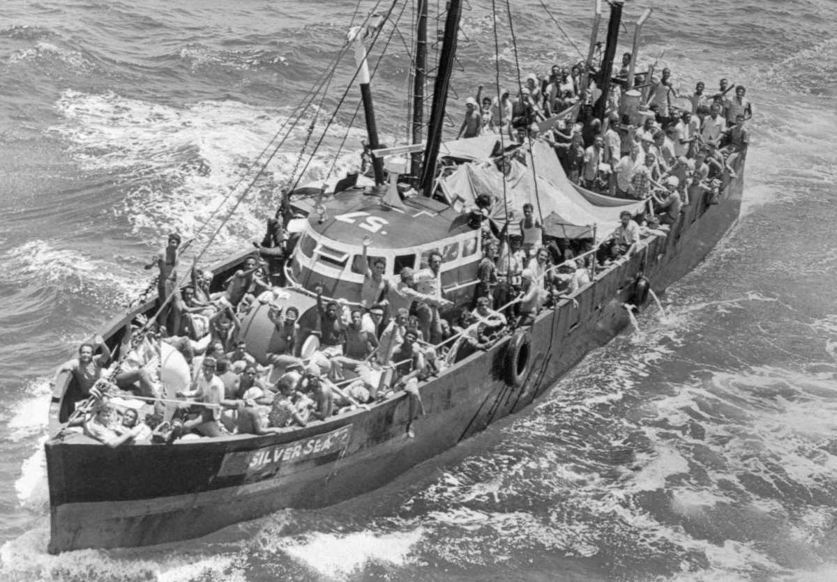 A fishing boat loaded with Cuban refugees heads towards Key West in June of 1980. (Bettmann / Getty Images)