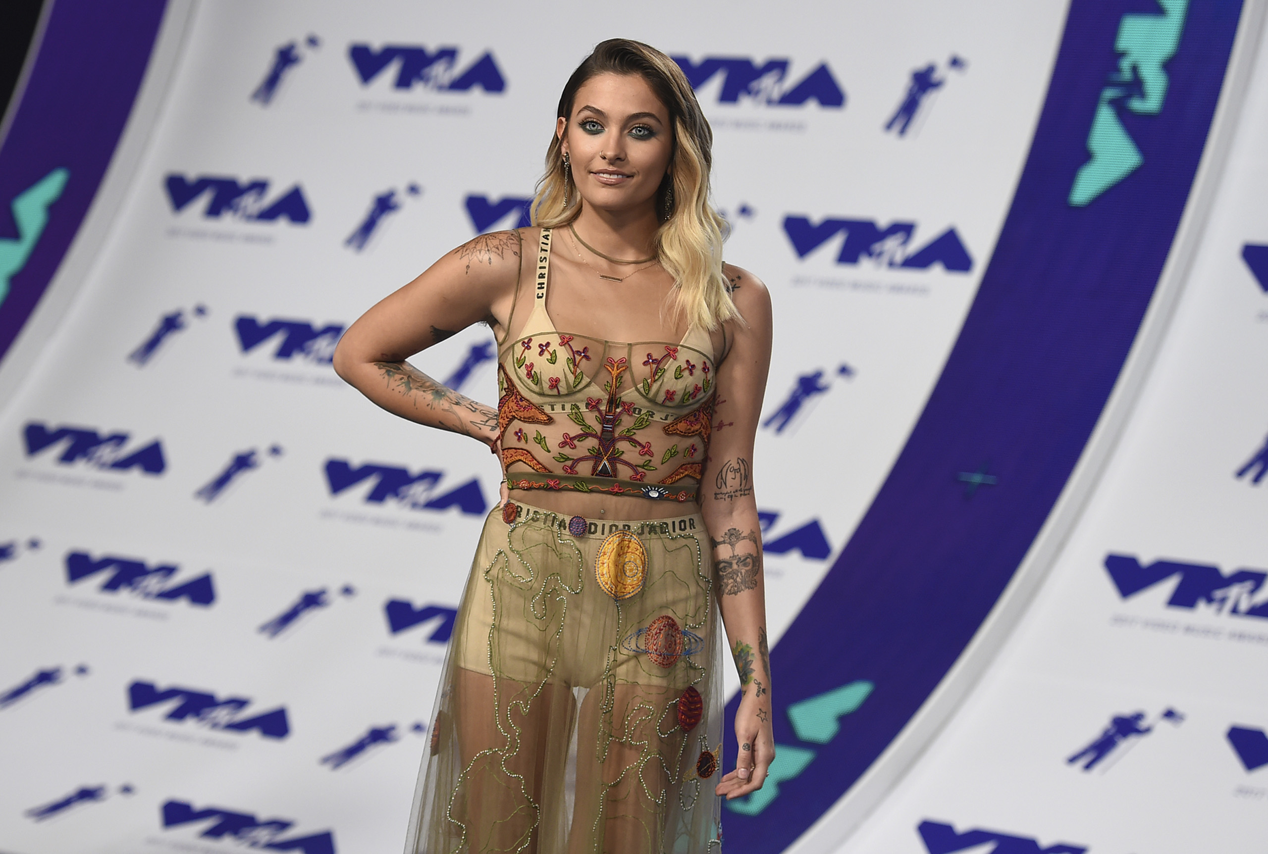 Paris Jackson arrives at the MTV Video Music Awards at The Forum on Sunday, Aug. 27, 2017, in Inglewood, Calif.