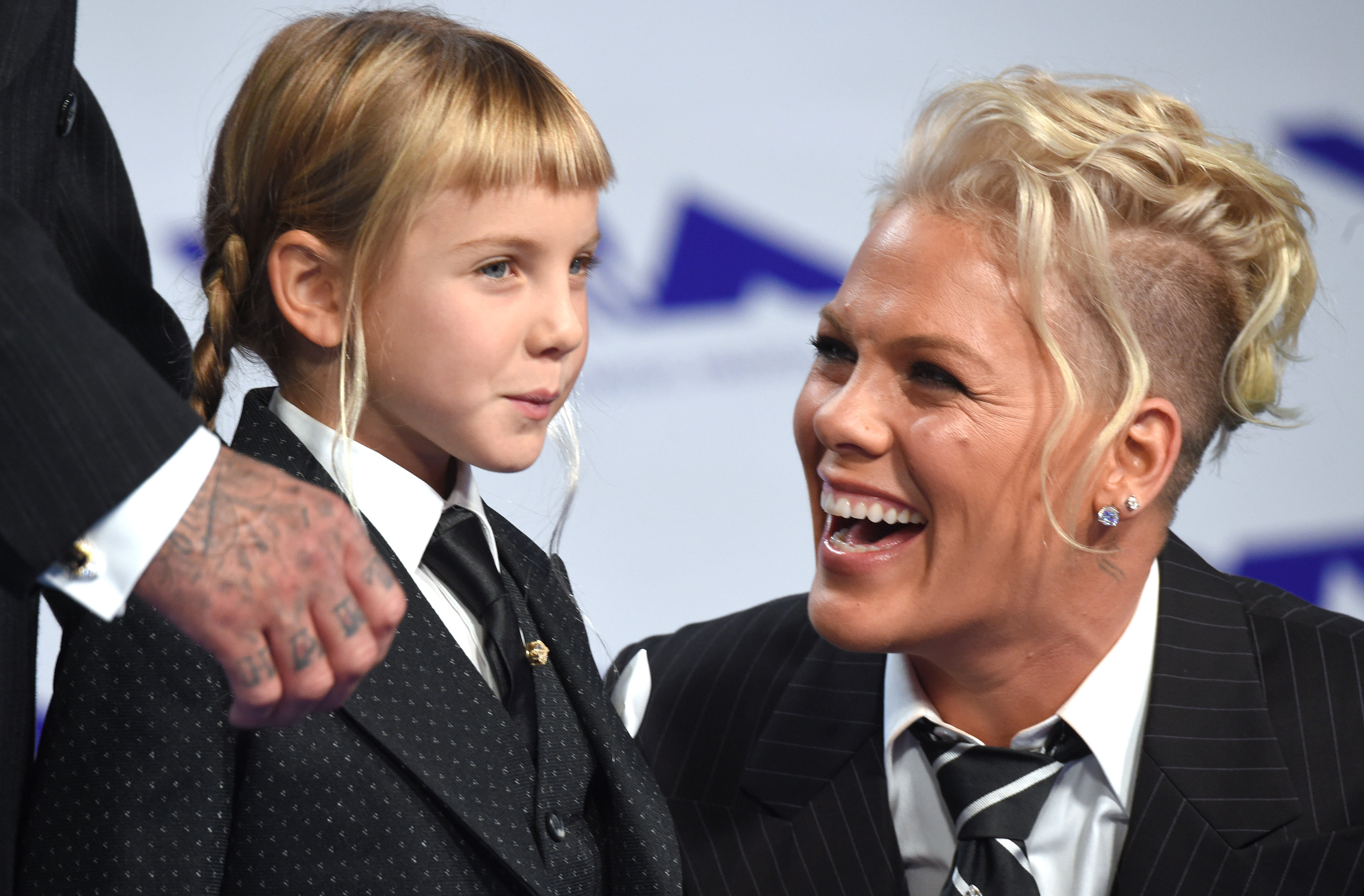 Pink and daughter Willow Sage Hart attend the 2017 MTV Video Music Awards on August 27, 2017 in Inglewood, California. (Anthony Harvey—Getty Images)