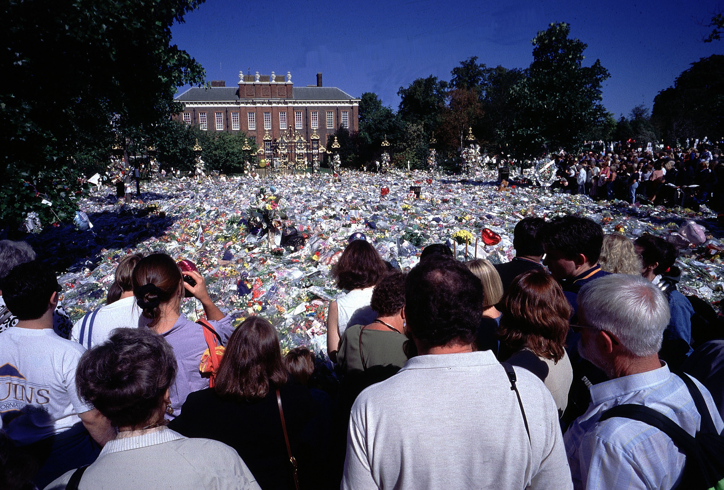 Kensington Palace mourners after the death of Diana, Princess of Wales. Jeff Overs—BBC/Getty Images (Jeff Overs—BBC/Getty Images)