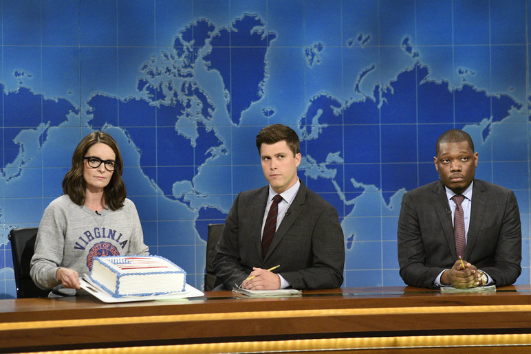 Tina Fey, Colin Jost and Michael Che at Saturday Night Live's Weekend Update desk on Aug. 17, 2017. (Will Heath—NBC)