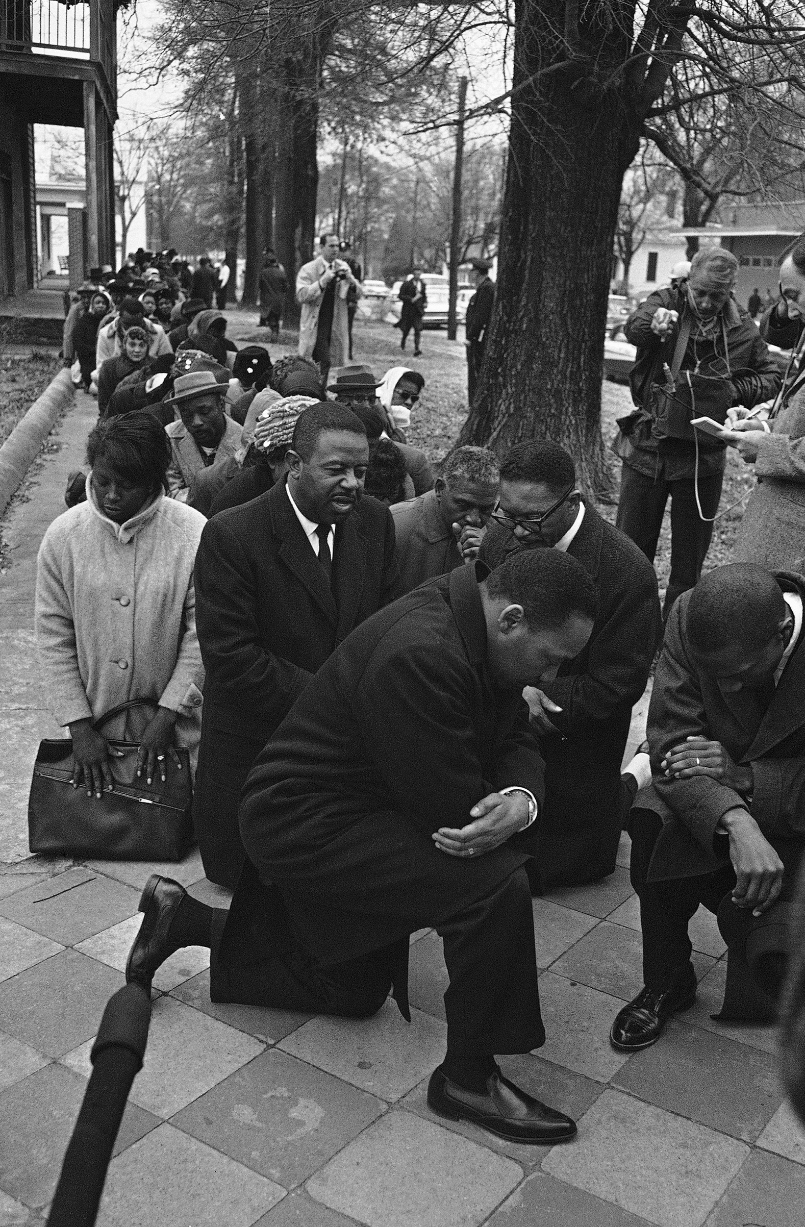 Dr. Martin Luther King Jr., center, leads a group of civil rights workers and Selma black people in prayer on Feb. 1, 1965 in Selma, Alabama after they were arrested on charges of parading without a permit. More than 250 persons were arrested as they marched to the Dallas County courthouse as part of a voter registration drive. (BH—AP Photo)