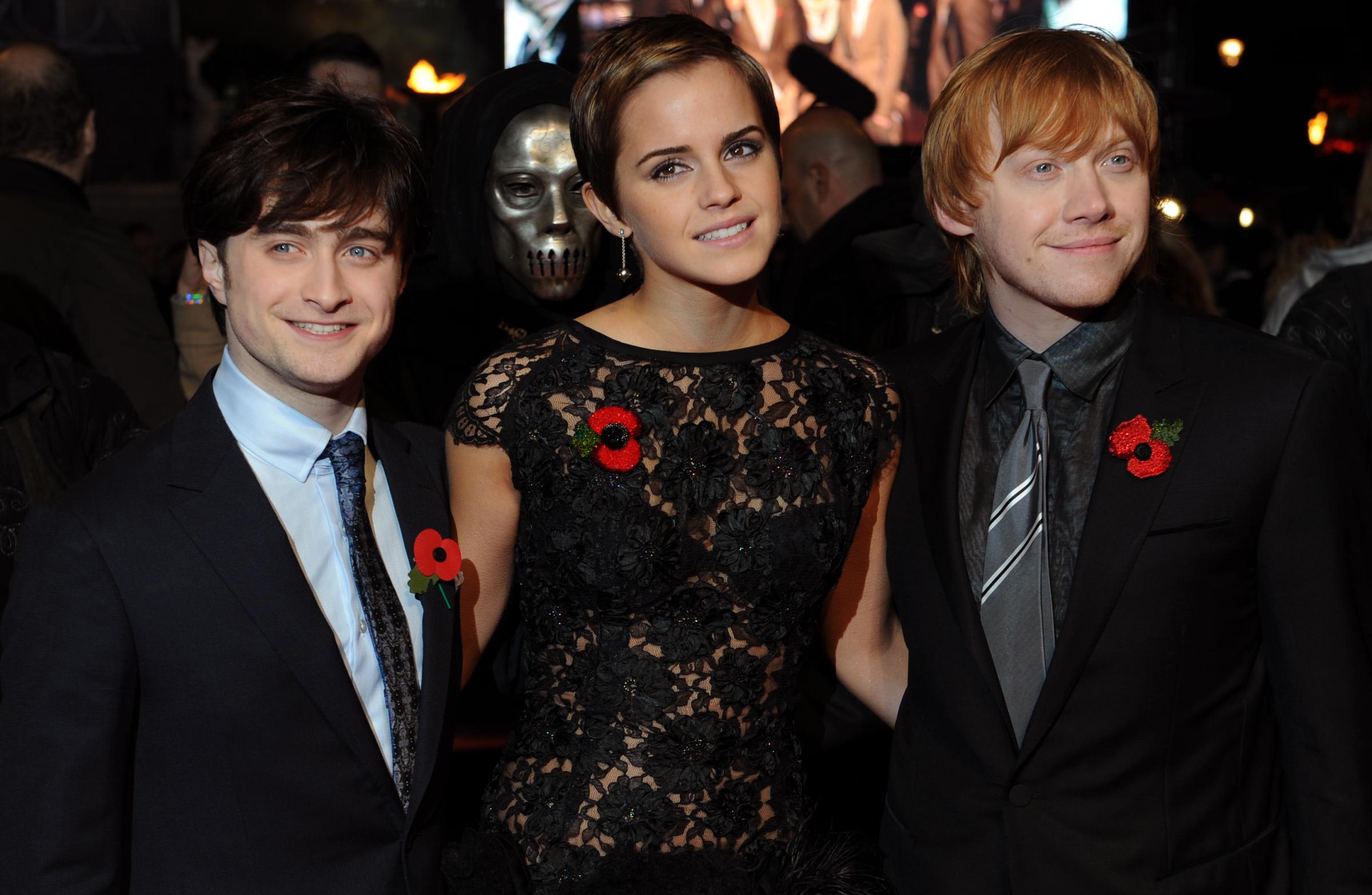 Daniel Radcliffe (L), Emma Watson, (C) a