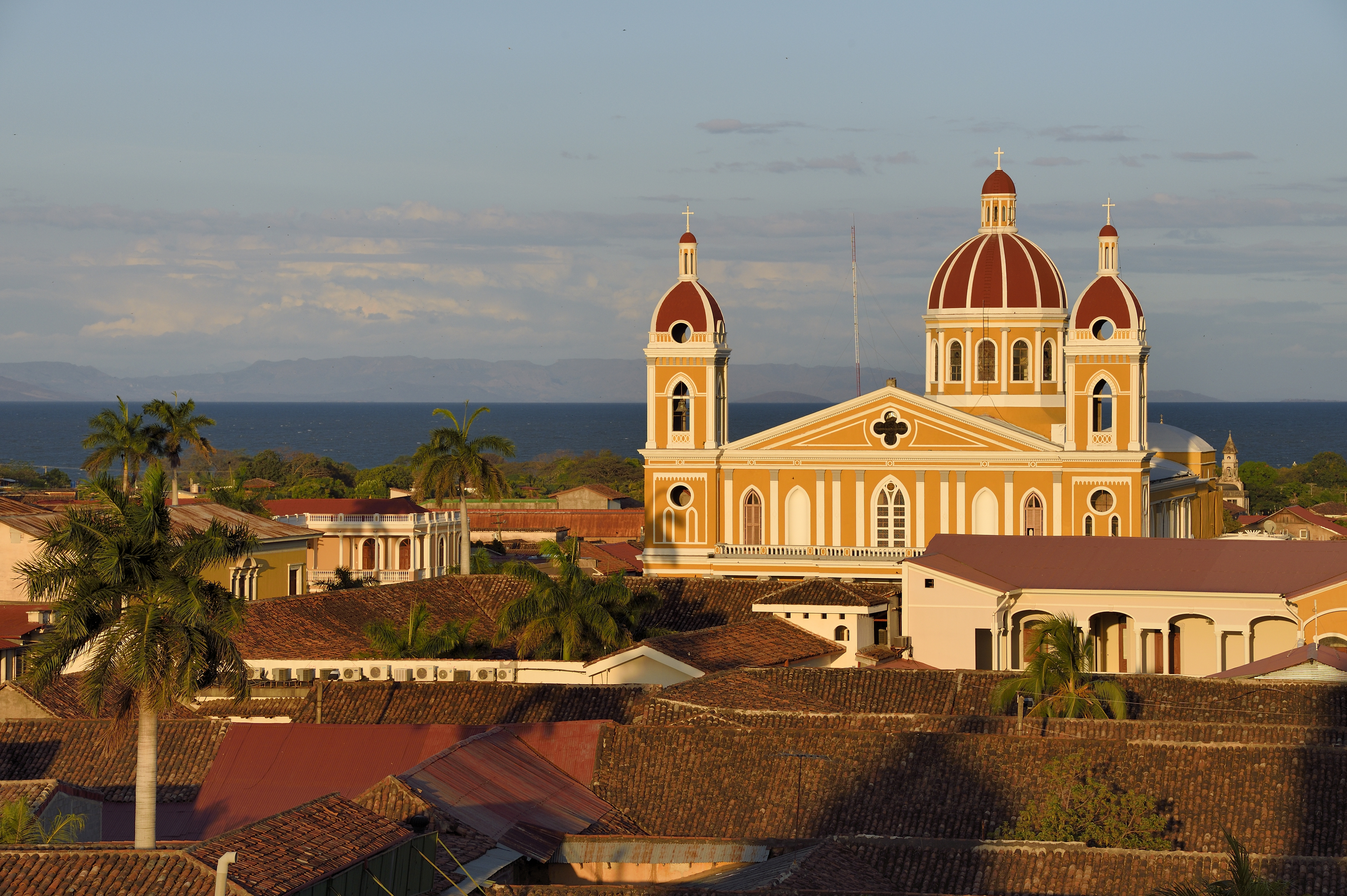 Nicaragua, Granada, parque Central (Parque Colon), the Cathedral and Lake Nicaragua in the background