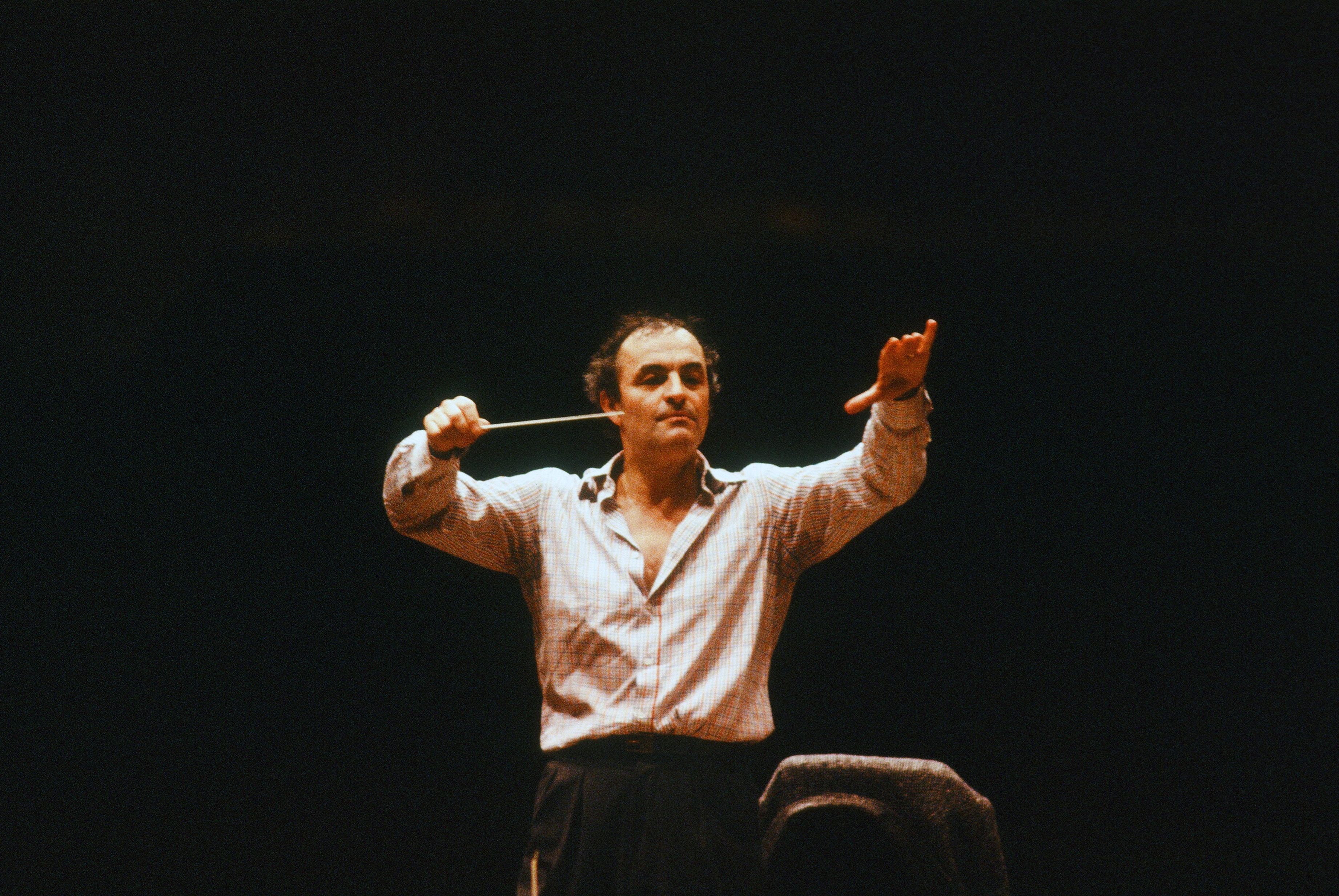 Swiss conductor Charles Dutoit conducting at Avery Fisher Hall on January 1, 1985 in New York City. (Waring Abbott—Getty Images)