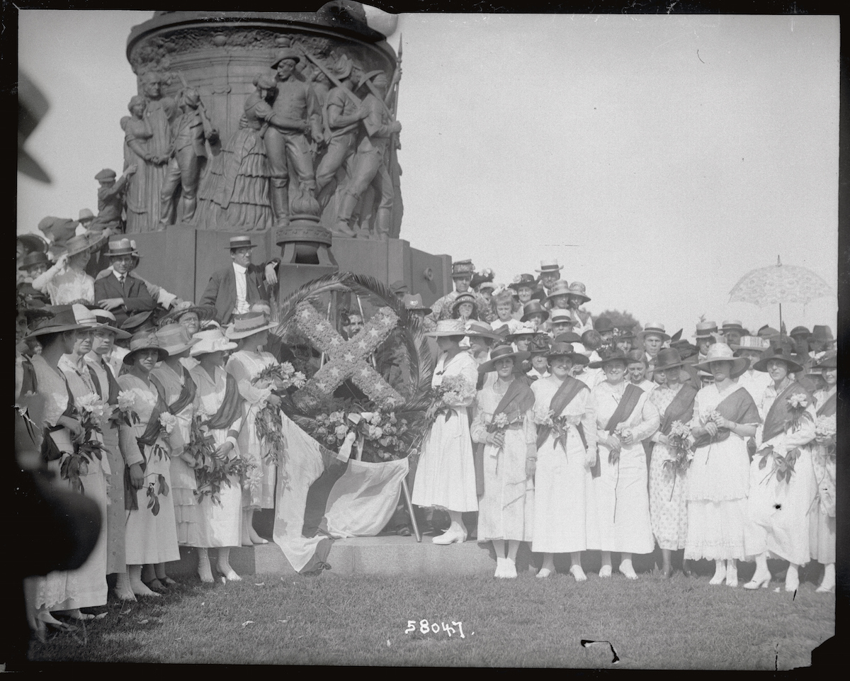 Daughters of the Confederacy unveiling the "Southern Cross" monument at Arlington, Va., in 1917. (Bettmann / Getty Images)