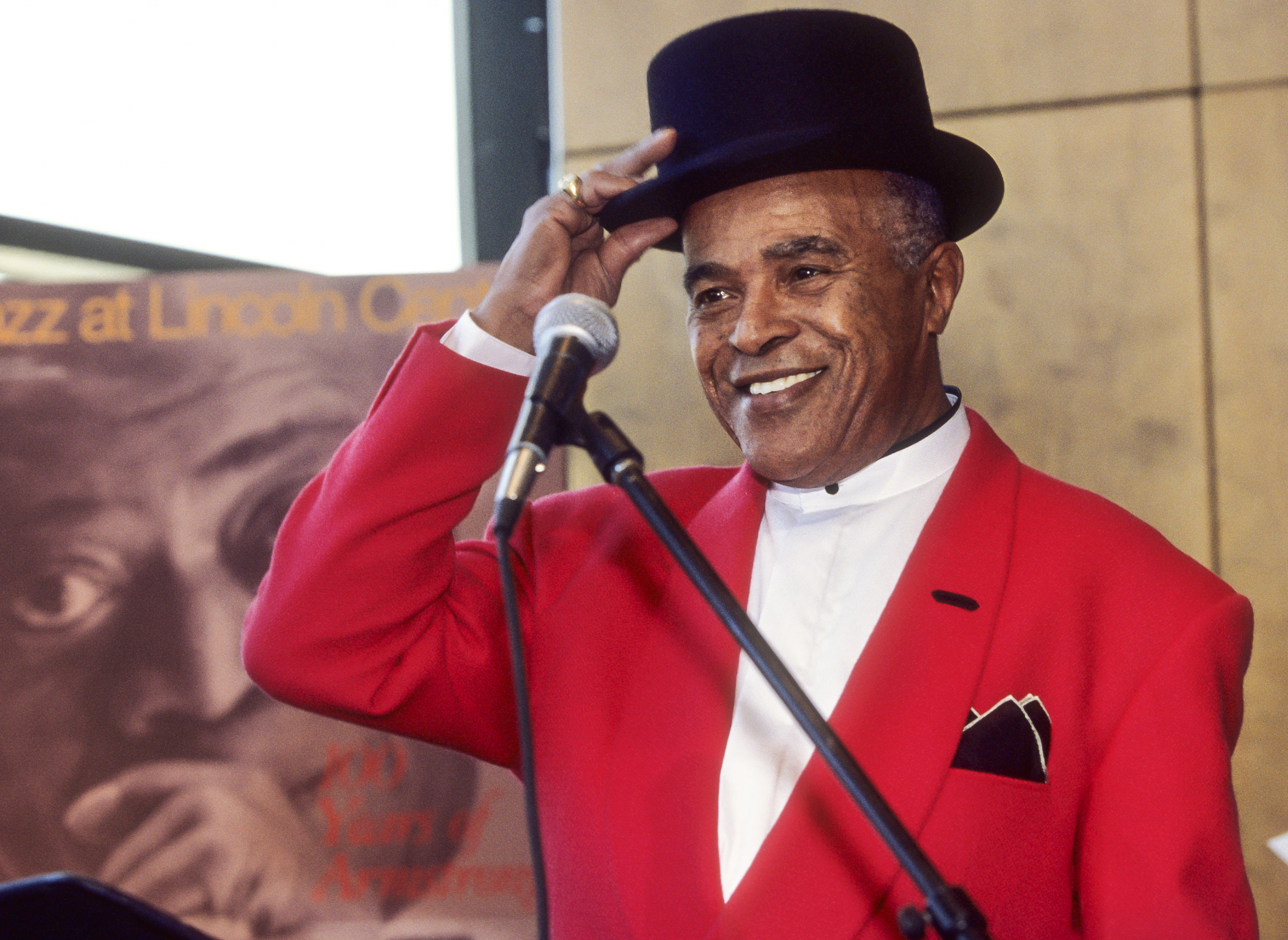 American Jazz musician Jon Hendricks tips his hat during a Jazz at Lincoln Center press conference on Feb. 1, 2000. (Jack Vartoogian—Getty Images)