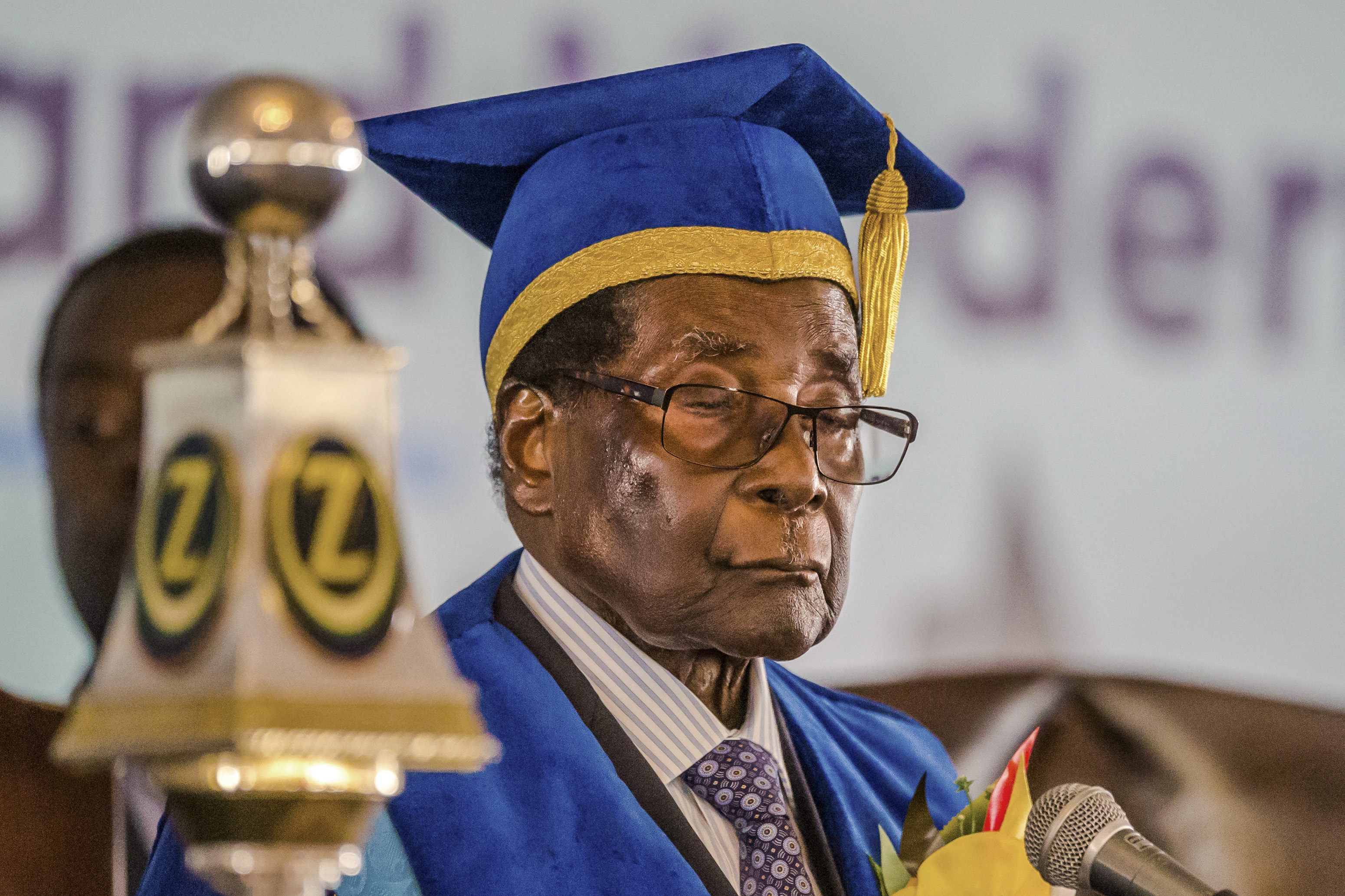 Zimbabwe's Robert Mugabe delivers a speech during a graduation ceremony at the Zimbabwe Open University in Harare, on November 17, 2017. (JEKESAI NJIKIZANA—AFP/Getty Images)