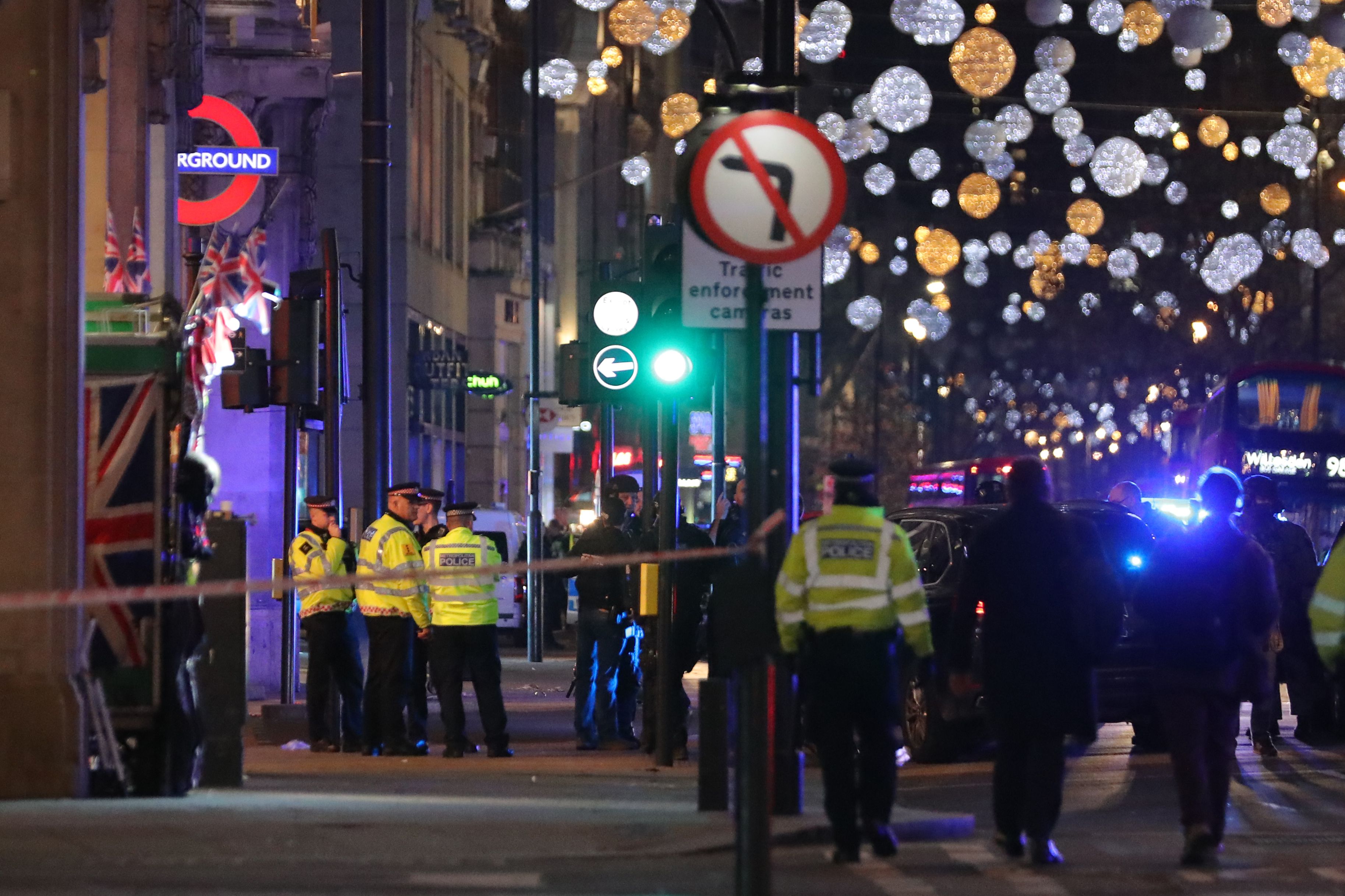 Police set up a cordon outside Oxford Circus underground station as they respond to an incident in central London on November 24, 2017. (DANIEL LEAL-OLIVAS—AFP/Getty Images)