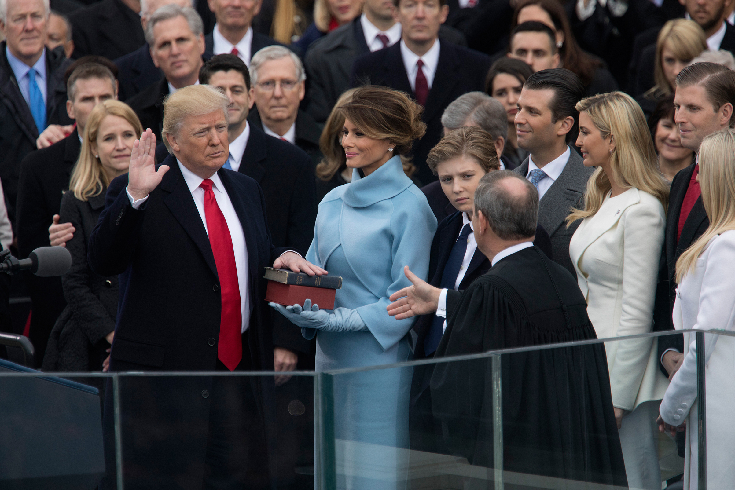 Chief Justice John Roberts administers the oath of office to Trump in 2017. (Christopher Morris) (Christopher Morris)