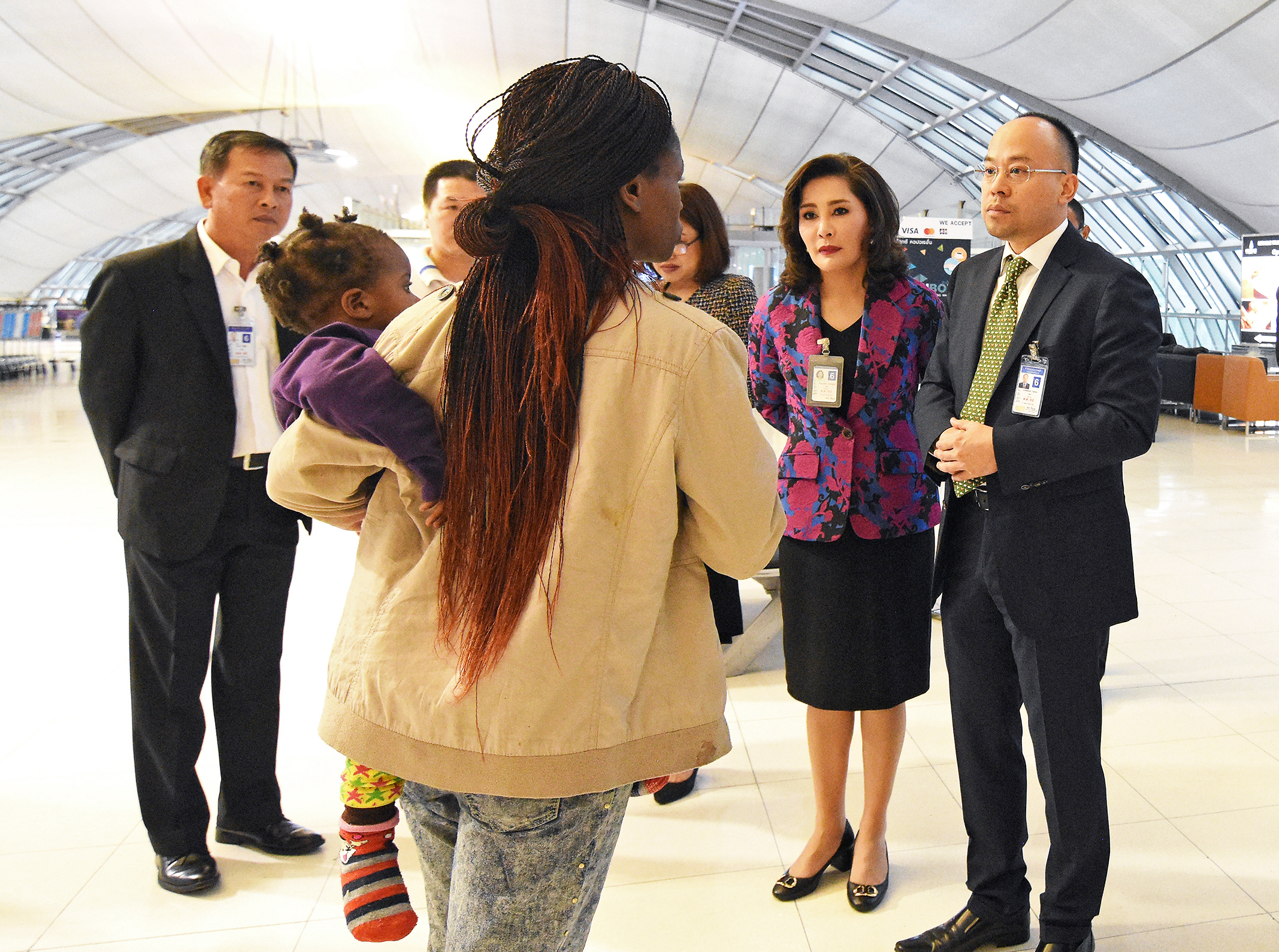 epa06408006 Thai airport officials talk to members of a Zimbabwean family that has been stranded for three months at Suvarnabhumi International Airport in Samut Prakan province, on the outskirts of Bangkok, Thailand, 27 December 2017 (issued 28 December 2017). Eight people of a family including four young children from Zimbabwe has been living in the Suvarnbhumi airport for three months as they awaiting their asylum pending process for refugee status from the United Nation.  EPA-EFE/STR THAILAND OUT (STR&mdash;EPA-EFE)