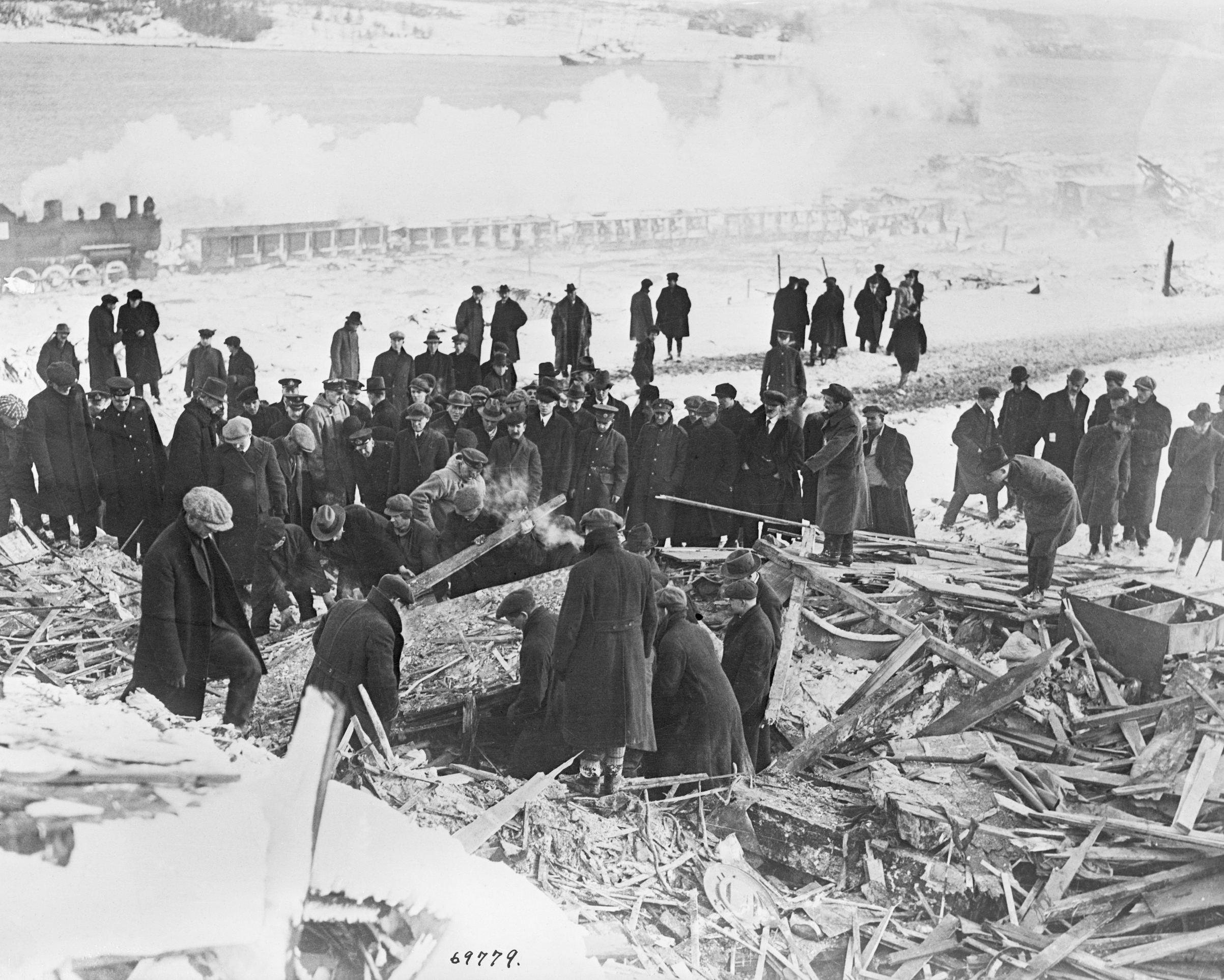 Crowd searching the ruins after the Halifax explosion, on Dec. 11, 1917 (Bettmann / Getty Images)