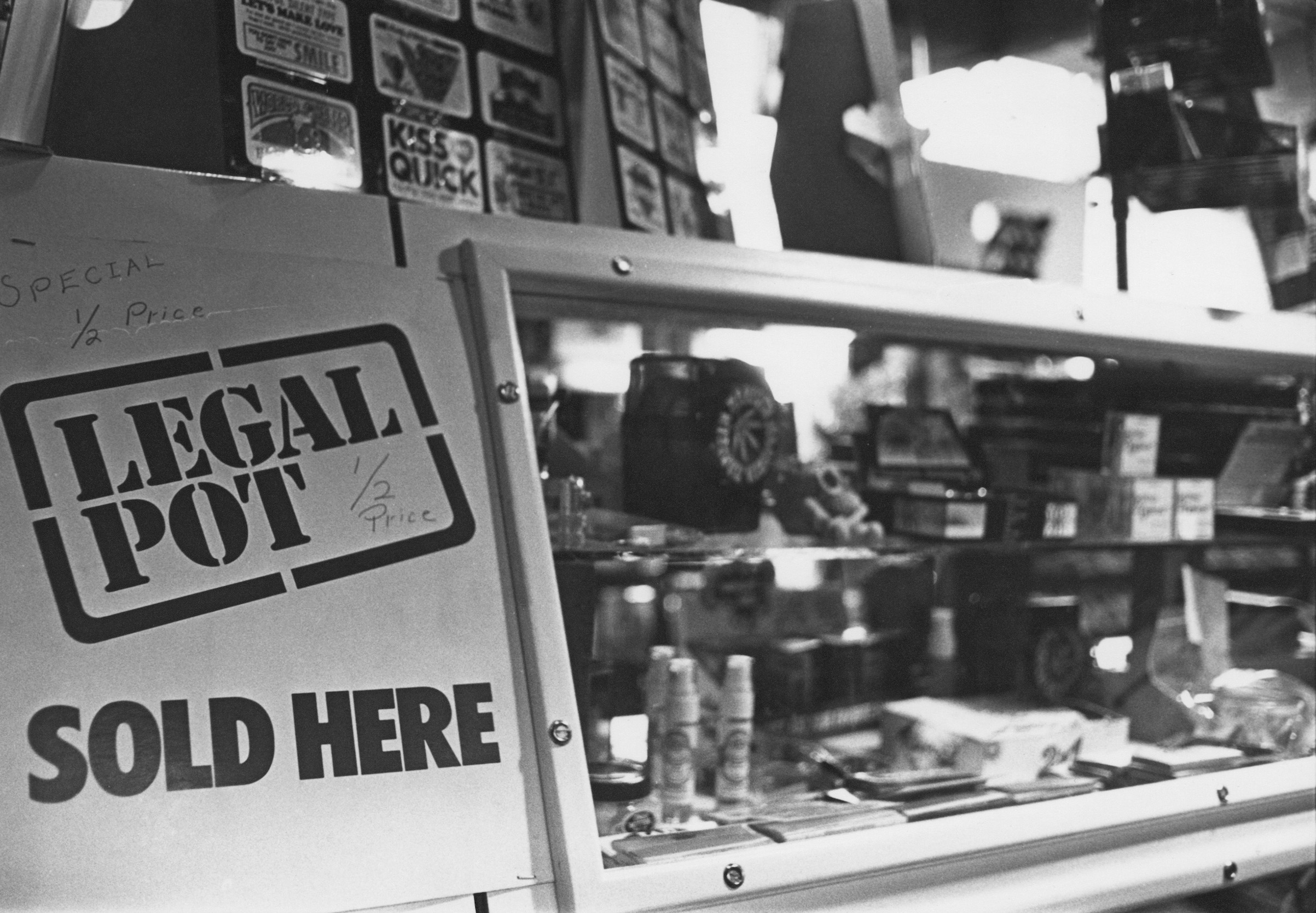 A shop selling pot smoking paraphernalia and 'legal highs' in Cambridge, Mass., on Jan. 6, 1978. (Barbara Alper—Getty Images)