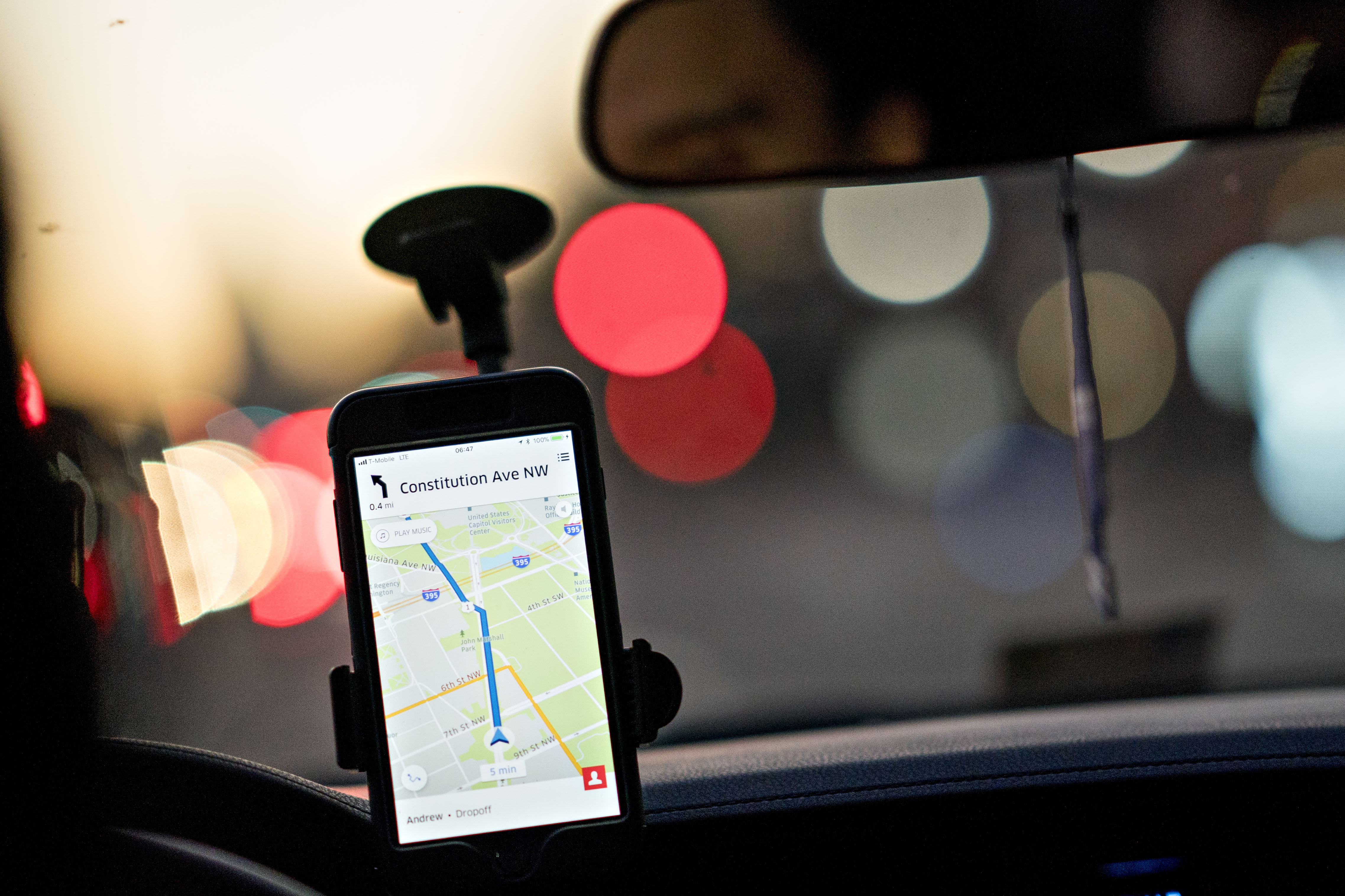 A driver uses an Uber Technologies Inc. car service app. (Bloomberg&mdash;Bloomberg via Getty Images)