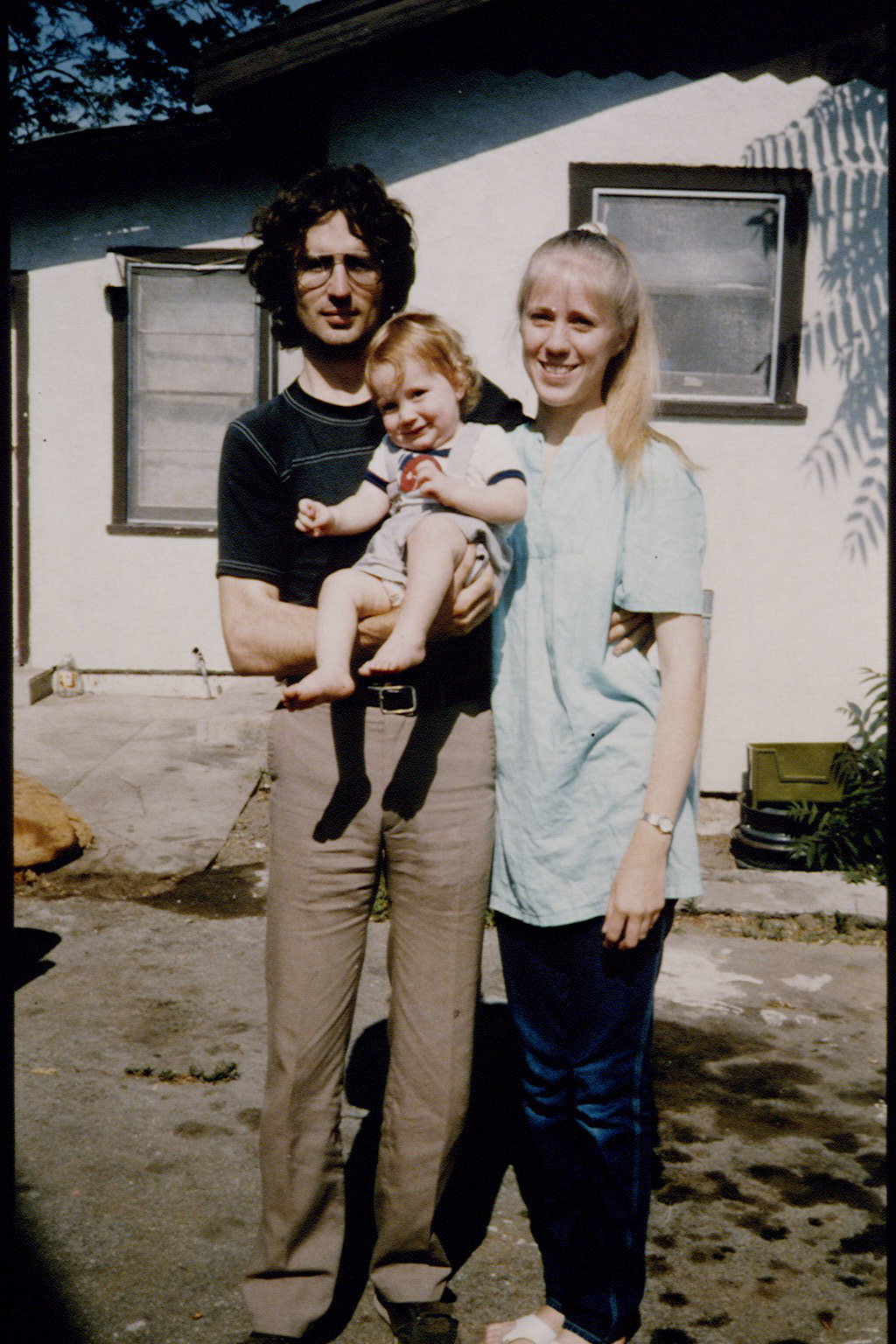 Vernon Wayne Howell, known as David Koresh, his wife Rachel, and their son Cyrus in front of their house (Elizabeth Baranyai/Sygma via Getty Images)