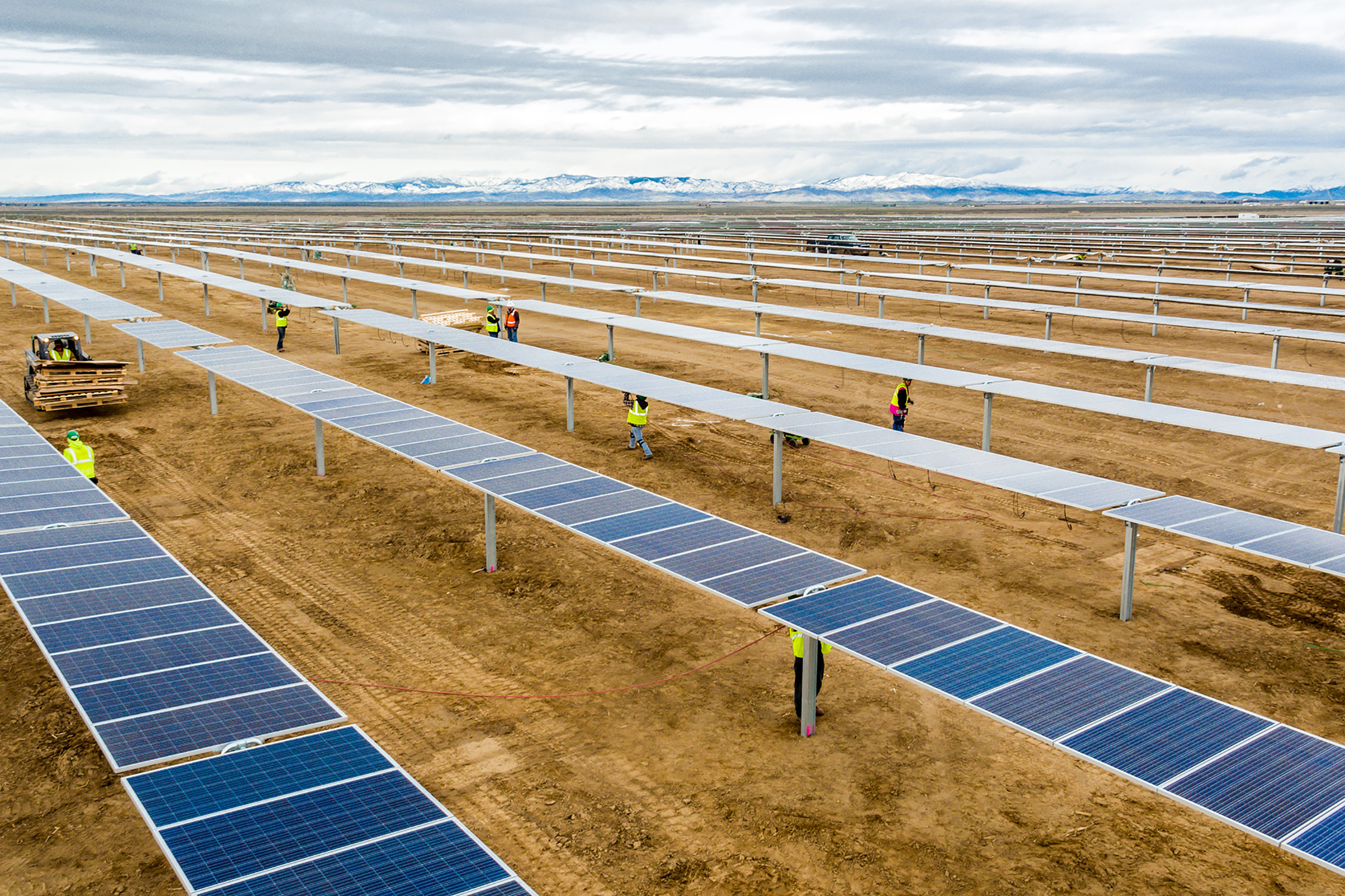 Construction crews assemble solar modules for a 55-megawatt power plant in Idaho built by DEPCOM (Rusty Hill—SkyBlue Media)