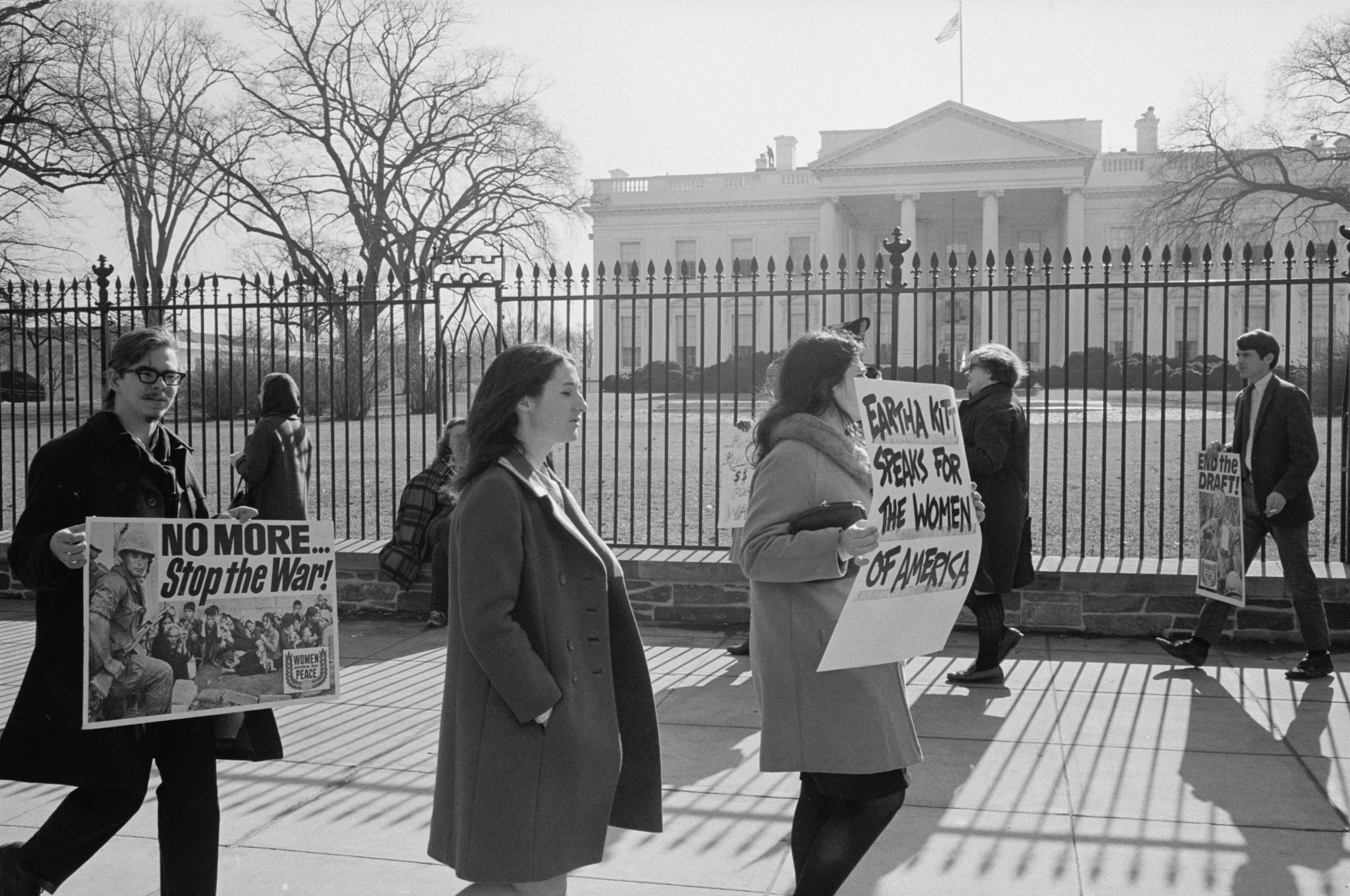 Anti-war demonstrators picketing in front of the White House on Jan. 19, 1968. (PhotoQuest / Getty Images)