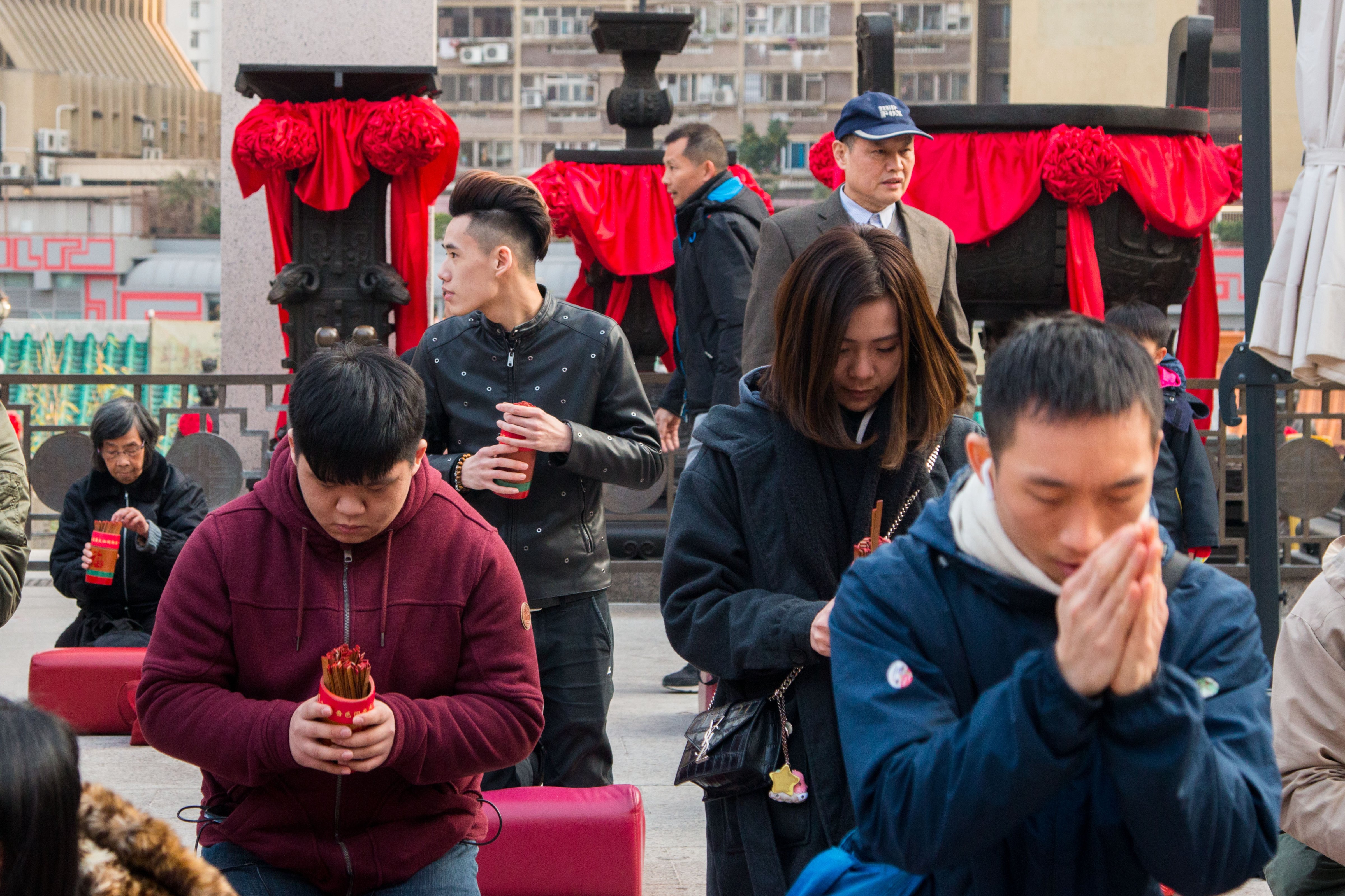 Worshippers with <em>kau cim</em> divination sticks at Wong Tai Sing temple in Hong Kong on Feb. 4, 2018. (Eli Meixler—Time)
