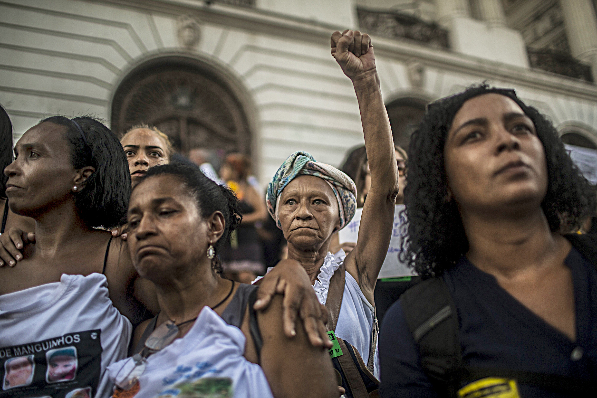 Crowds react as the coffin of fast-rising politician Marielle Franco is carried by in Rio de Janeiro (Dado Galdieri—Bloomberg/Getty Images)