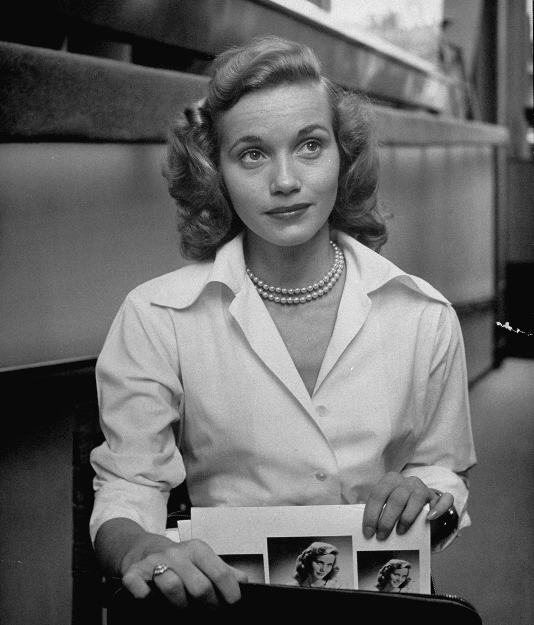 Actress Eva Maria Saint, taking her portraits and calling cards from her briefcase. (Nina Leen—The LIFE Picture Collection/Getty Images)